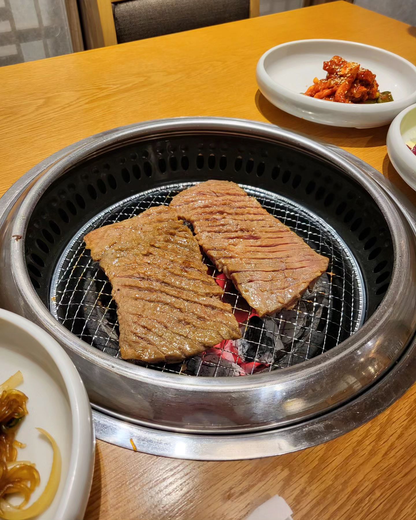 #협찬

강강술래 역삼점에서
신메뉴 진양념갈비정식을 먹고 왔는데요

푸짐한 상차림에 부드러운 진양념갈비
너무나 맛있더라구요:9

고소한 옥수수드레싱의 샐러드도 맛있고
잡채랑 가자미초무침, 장아찌와 열무김치까지
반찬이 참 정갈하고 하나하나 맛있었어요

식사로 영양밥과 냉면 중 선택할 수 있어서
가성비도 좋은 정식 메뉴!

진양념갈비정식 뿐 아니라
가성비 좋은 다양한 정식 메뉴들이 있어 좋더라구요

전 지점 본사 직영으로 운영하고 있어
친절하고 서비스도 좋은데다가
주차장 넓고, 프라이빗하게 식사할 수 있어서
가족모임이나 비즈니스 미팅 장소로 좋은 곳이에요

인테리어 리뉴얼로 분위기가 고급스러워지고
넓고 쾌적해서 더 맘에 들었답니다

#역삼맛집 #역삼룸식당 #역삼한식당 #역삼가족보임 #역삼미팅 #역삼회식 #역삼주차장식당 #강강술래역삼점