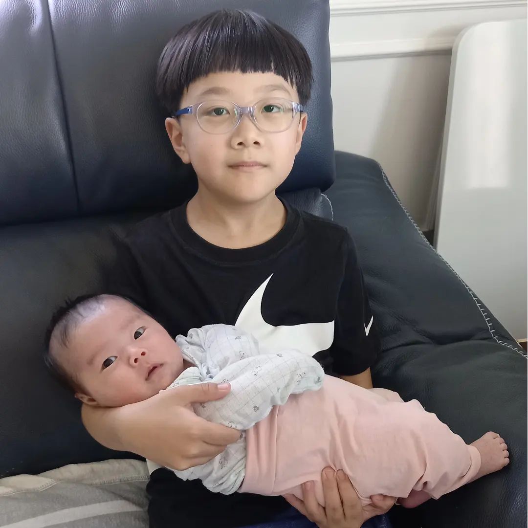 사촌동생들 처음 만났는데ㅋㅋ너무나 딱딱한 반응ㅋㅋㅋ
그래, 엄마도 동생들 참 싫어했제잉ㅋㅋㅋㅋ
그래도 이모집 청소도 하고 안마도 하면서 제 역할 했다ㅋㅋ
참, #김해맛집 #왓포식당 은 다녀왔으니
다른 식당 못간 건 아쉽지 않다아!!

#사촌동생 #8살차이
#아기한테관심없음
#엄마처럼냉정한어린이ㅋㅋ
#동생들이랑노는유튜브찍기는실패ㅋㅋ
#9살일상 #9살아들