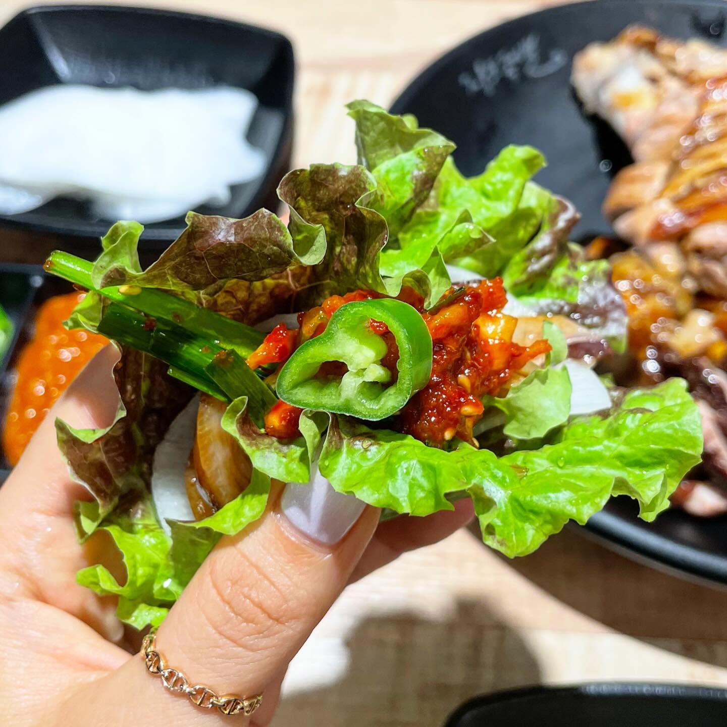 장모족발🍖🥬🌶️🍝🦴
.
야들 쫀득 족발 𝒿𝓂𝓉 ❣️
상추위에 비빔막국수 올리고 
족발올려서 야무지게 쌈탠바이🥬
.
떡볶이가 서비스라니😳
동래에 혜자족발집 찾았다 
사장님 적게 일하고 많이 버시길🙏🏻
.
.
.
.
#장모족발 #장모족발동래점 #협찬