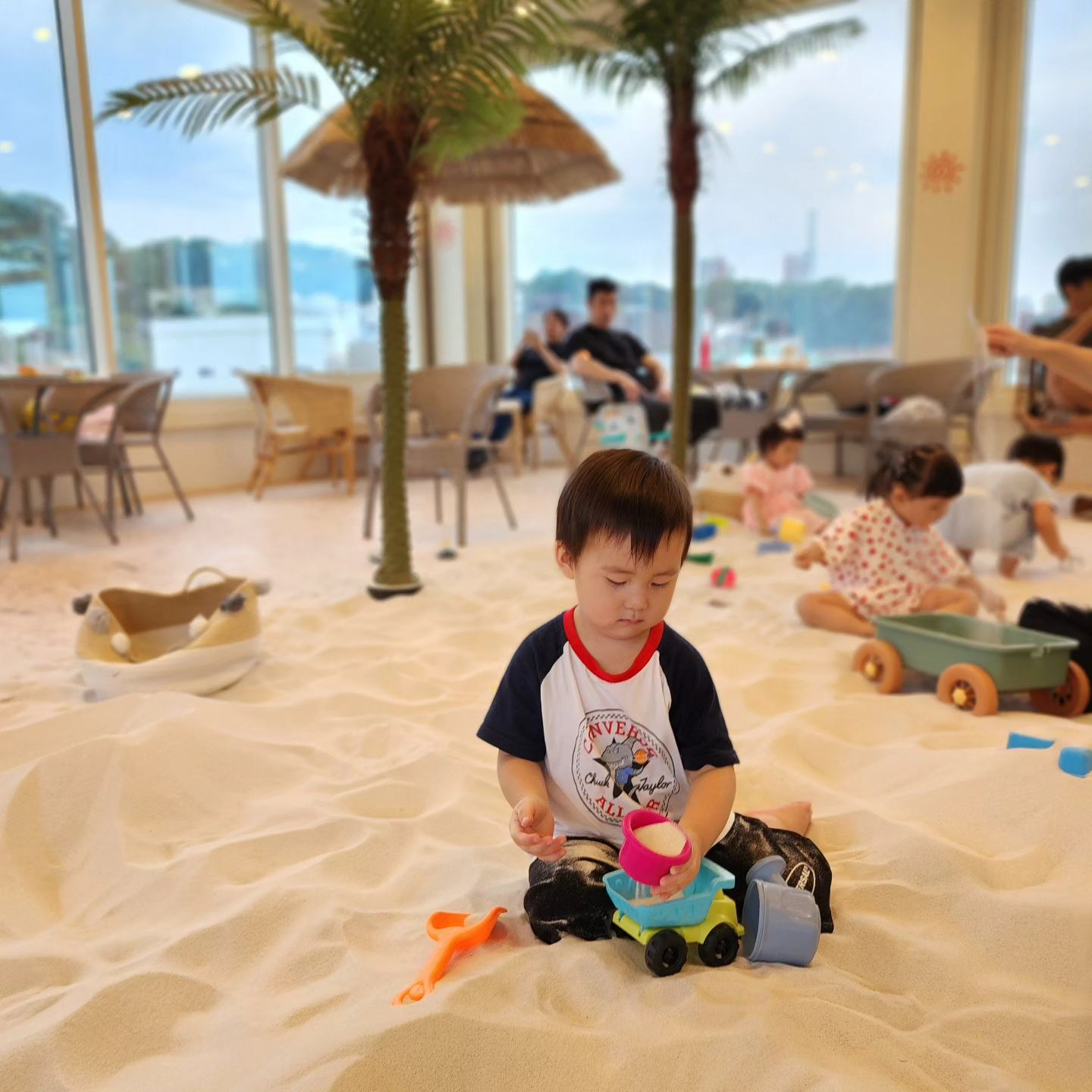 김포 신상카페🌴 #카페샌디즈 
애들 모래놀이터에 풀어놓고, 옆에 앉아서 커피 한잔~☺️ #아들둘부부👫 간만에 편하게 커피 잘 마셨다~
.
.
#김포 #샌디즈 #아기랑갈만한곳 #아이와갈만한곳 #육아정보 #육아맘 #육아일상 #김포가볼만한곳