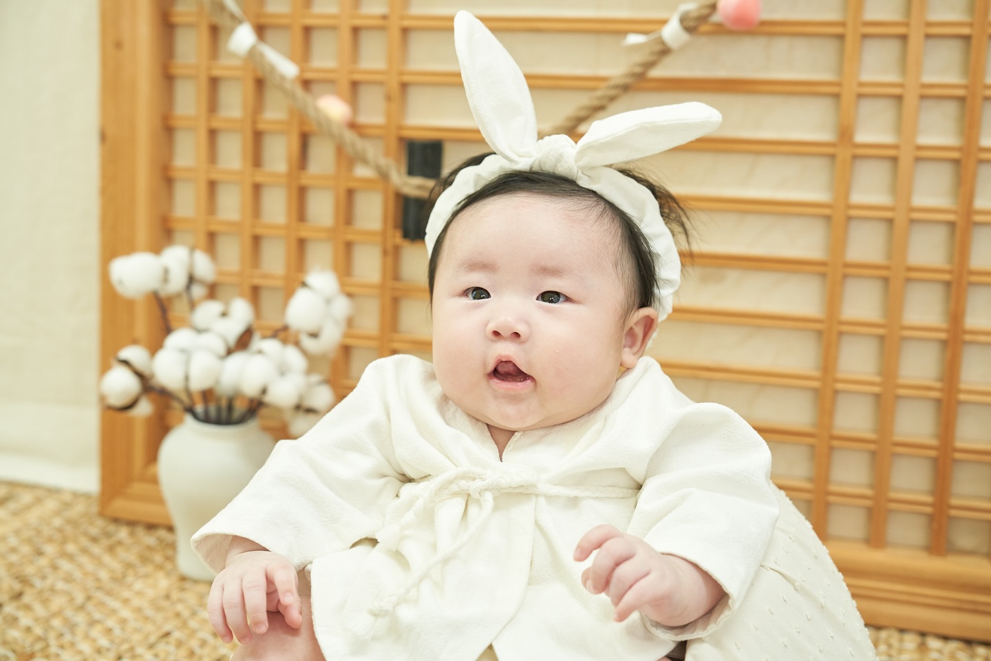 #Ystudio #와이스튜디오 #백일촬영 . 곰돌이와 #삼신상😘
.
.
.
#아기 #산모 #삼신상컨셉 #삼신에게올리는제사상 #곰돌이 #곰인형 #곰 #백일 #일상 #예뻐 #리본 #아기사진 #4개월아기 #발차기 #누가곰돌이 #베어 #터미타임 #장수 #무병장수 #미역국 #쌀밥 #baby