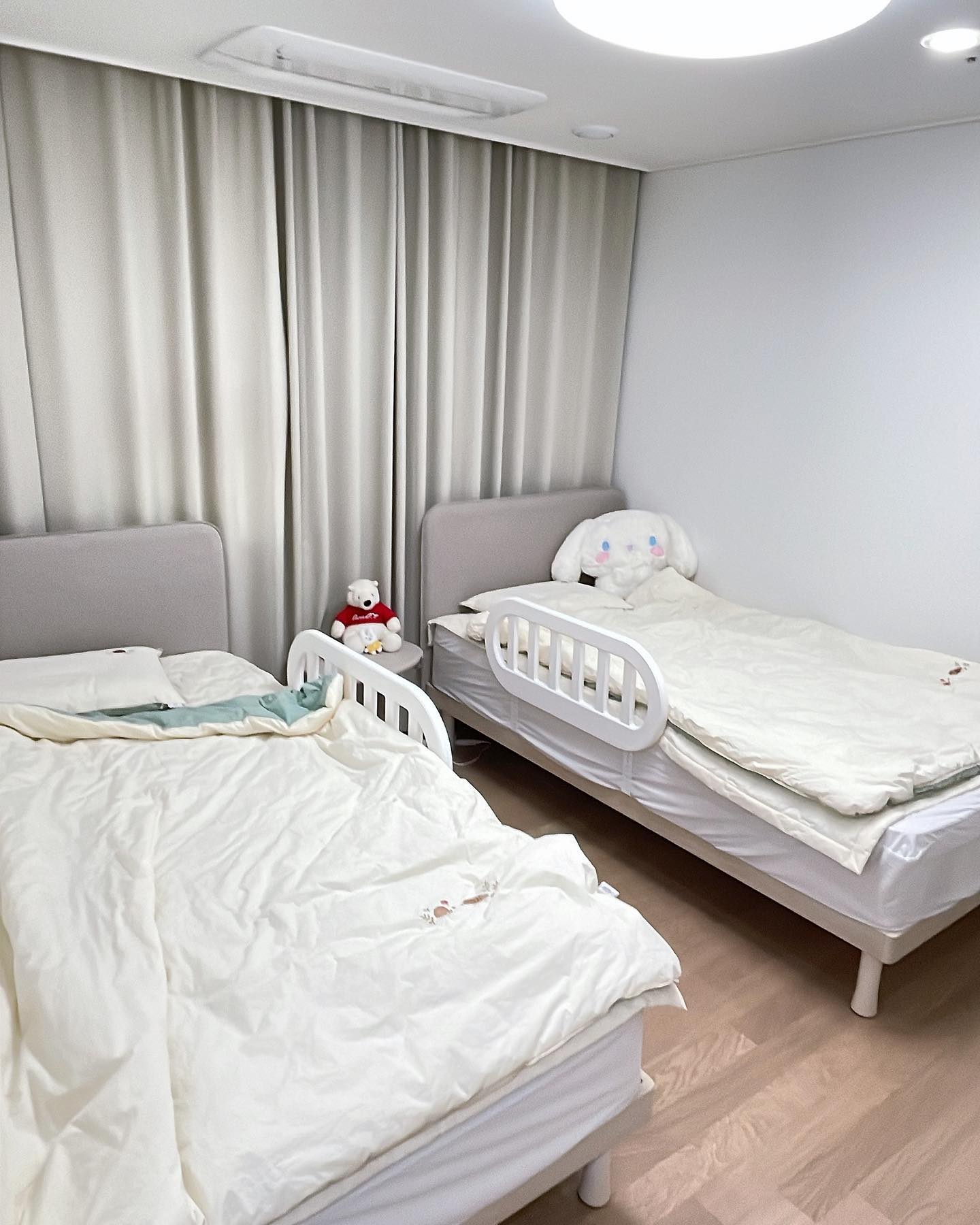 이제서야 시작된, 분리수면.
⠀
아직은 새벽마다 막내 호출당하지만
곧 언니랑 둘이 잘 자겠지
⠀
#자매방#분리수면#딸아이방#자매맘