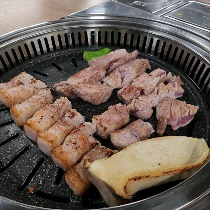 🌟eatbocke 에서 식사권 당첨되서 먹고 온 후기🌟
#부산맛집 #해운대맛집 #달맞이 #삼겹살맛집 #숙성삼겹살 #먹방 #해월목 #뷰맛집 #남자친구랑
#고기데이트 #고기김치찌개 #냉밀면

달맞이길에 있어서 뷰 맛집 🌉
기본찬들 구성좋고 깔끔했당
그리고 식사 전에 식전주로 매실도 주셨는데 달달하고 소화가 잘되서 고기가 술술 넘어갈거같았당
그래서 둘이서 890g먹었당 🐖🐷
고기맛도 168시간 저온 숙성된 고기라 쌈장 안찍고 먹어도 짭짤하고 감칠맛이 좋았당
그리궁 직원분들께서 친절하셨당 
냉면은 조금 두꺼운 면이였고 쫄깃쫄깃햇고
고기김치찌개는 깔끔하고 맛났다!!
마지막으로 식사 후에는 일회용가글도 챙겨주는 센스!!🙊
기분좋게 맛있는 식사 하고 왔습니당 

🚗 주차 무료로 가능 🙆