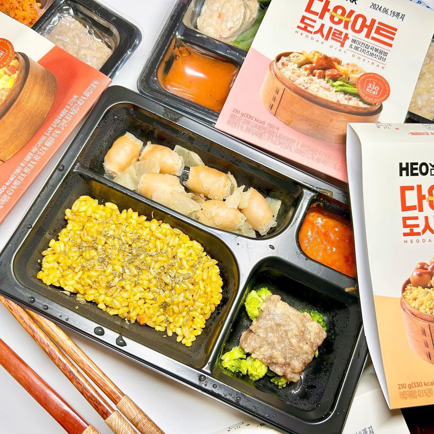 #상품협찬 heodak 

#허닭 #다이어트도시락 으로 건강하고 간편하고 맛있는 #도시락 한끼🍱

요즘 귀차니즘이 생겨서 식단 챙겨먹기도 귀찮더라구요?! 그때 딱 좋은 허닭 #식단도시락 으로 전자레인지 4분 완성🤗

#냉동도시락 이라서 보관도 쉽고 다양한 맛이 겹치지않아서 질리지않게 먹을수 있었어요👍

김치러버인 제 입맛에 제일 취향저격 도시락은 김치잡곡볶음밥&고기산적이에요❤️ 달걀과 닭가슴살 고기산적 김볶, 매콤갈콤 소스면 말 다했죠✨

저처럼 맛있는 식단을 간편하게 하고싶은 분들께 허닭 #도시락추천 드립니다😁

#직장인도시락 #먹팔 #food #healthyfood #healthy #loveyourself #ごちそうさまでした #식단 #다이어트