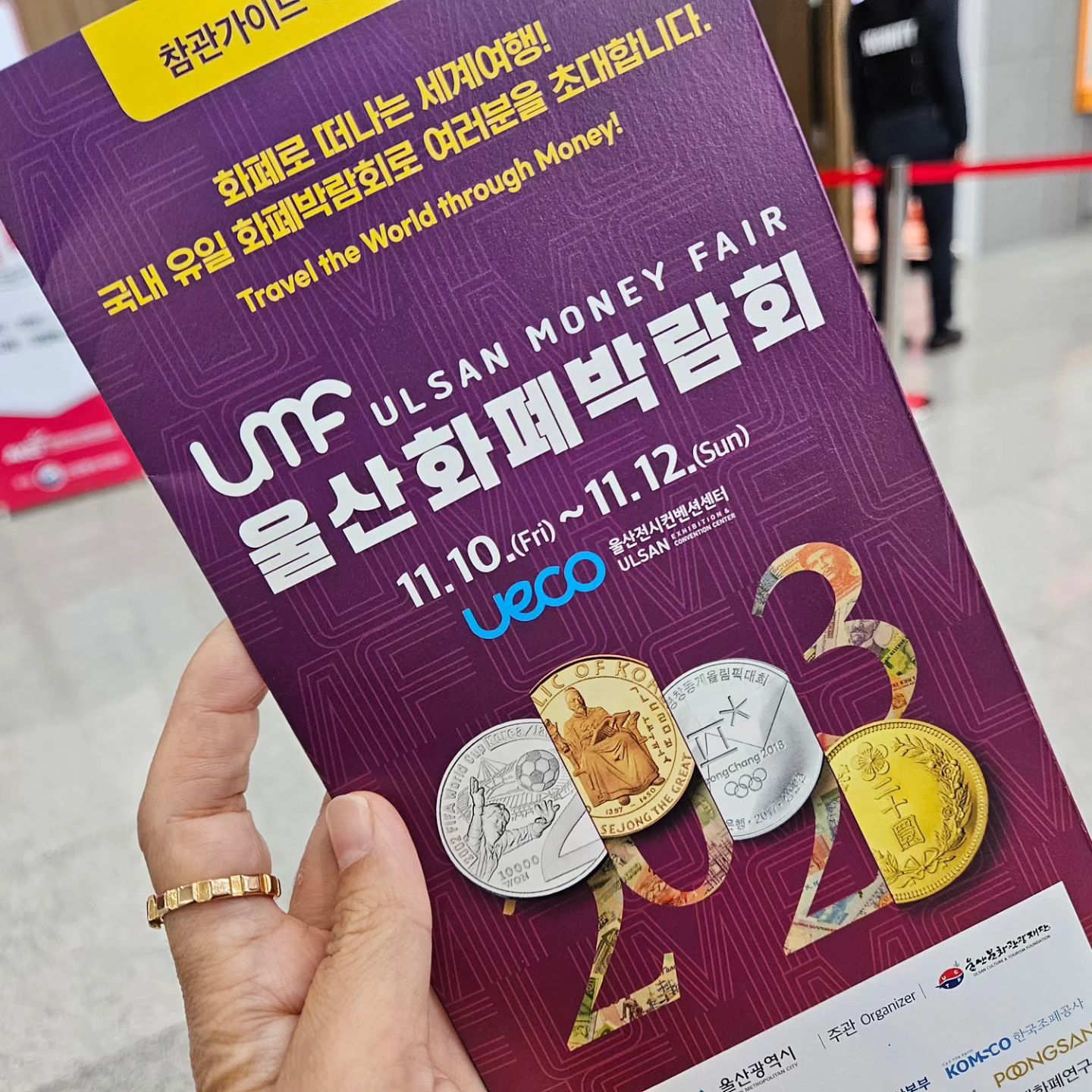 어제 우린 ueco_official 
유에코 울산화폐박람회
작년에도 했나??ㅋㅋ 모르겠다만ㅋ
아이들한테 화폐학습으로 좋을듯 
방문했는데 1호는 매번 순삭! 지루해하는 타입
2호는 세계화폐를 아주 진지하게 봄
돋보기로 화폐속 숨은 그림 찾기 함ㅋㅋ
마무리는 슈크림고래빵
사람 많은데 있었더니 급 피건
아침부터 등짝 아파오더니 담 걸린듯;;
하루종일 등짝이 아파서 저녁에 약 먹었는데
약 먹고 어지러워서 밥 먹다가 드러누웠는데
몸살까지 와서 밤새 뼈마디가 아팠네ㅠ 망...할...😭

아침에 1호 & 2호가 번갈아가며
내게 하는 말..
'엄마, 어제 왜그렇게 빨리잤어??'
어?? 엄마 어제 아팠거든??😂

아프니까 서럽네..
내가 아프던 말던
무관심 우리집 사람들
쳇!!! 두고보자😡