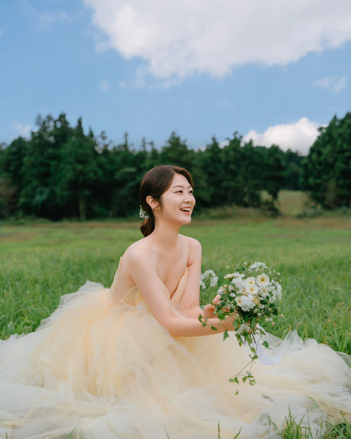 💍D-1
여러분...저도....드디어 가게되었어요...!
제가 이런글을 쓰고있는 것도 믿기지 않아용🙃

요즘 컨텐츠가 뜸했던 이유는...바로 겨론이었답니당..💐
같이 병행할 수 있을 줄 알았는데, 업무와 컨텐츠작업, 결혼준비까지하기에는 저의 24시간이 모질라더라구요...🥲

어릴적부터 빨리 가정을 이루는것을 원했으나, 생각보다 쉽지 않았는데, 이젠 새로운곳에 가지 않아도, 이야기만 나눠도 즐거운 사람을 만나게 되었어요!

최대한 많은 분들을 직접 찾아뵙고 좋은 소식을 전하려고 노력을 했는데, 연락을 못드린 분들도 계셔서 죄송하다는 말을 전하고싶었어요🫠
혹시나 부담스러워하실까봐 조심스러워서 직접 연락을 못드린 분들도 계시구용 ㅠㅠ
저랑 친하신분들은 아시겠지만....제가 걱정도 많고 소심하고...내성적이랍니댜..I에용...🥲
그래도 먼저 소식을 듣고 연락해주시고 축하해주신 분들께 감사하다는 말씀도 전하고싶어요!
(이 소식 전하는게 생각보다...쉽지가 않더라구요 ㅠ_ㅠ)
내일도 오셔서 마구마구 축하해듀세요❤️

계속 고민하다가, sns로 자주 소식을 보는 분들에게도 이 소식을 알려야 할 것 같아서, 하루를 남겨두고 올리게되었어요!
저의 마음을 알아주시고, 앞으로도 많이 소통하고 지내주세욤~🌟

결혼준비는.....시작은 재미있는데, 하다보면 왜 다들 어렵다고하는지, 어른이 되어가는 과정인지 알겠더라구요.
이제는 어서 결혼식을 마치고 일상으로 돌아가고싶은 마음뿐...이랍니댜😂

앞으로 여행 영상 뿐만아니라 다양한 영상, 더 성장한 모습도 많이 보여드릴 예정이니 재미있게 봐주세용~!
(다들 쑥여사님하고 컨텐츠 걱정하시는데 결혼하고도 마니마니 올릴꼬에여!!!!그리구 신혼이야기도 살짝 가지고와볼게요!)
​
Photo by.doyou.film
make up &dress robeu_jeju 
bouquet two_littleflower 
.
.
.
#결혼#유부월드 #결혼합니다