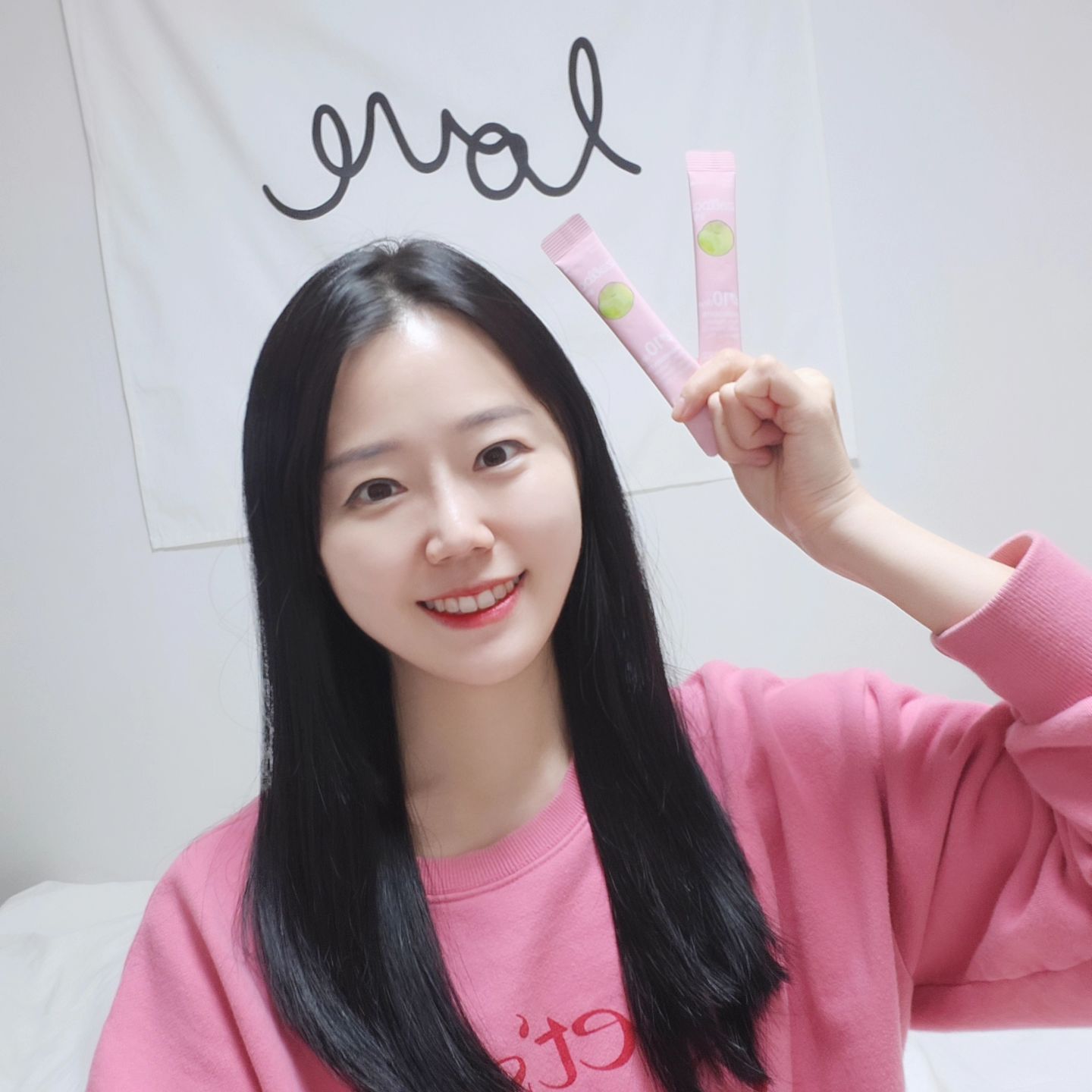 댓글 이벤트 참여해서 매실차 가져가세요🎁
매실차 좋은 거 다들 아시잖아요🥰🥰
잘록은 국내 유일무이 매실 차전자피예요!

차전자피란⁉️
장 건강과 소화를 돕고 변비에도 좋은
내성없는 변비약이예요💊
다수의 논문과 미국FDA에서도 승인한
쾌변 치트키이면서 천연소화제이고
부드럽게 스무스하게 화장실 가게 해줘요❤️

잘록은 특히 19종 혼합 유산균과 비타민D가
들어가있고 식이섬유가 아낌없이 많이
들어가 있기 때문에 식후전으로 자주 마셔주면
장 건강에 도움이 돼요!

22가지 장건강에 좋은 원료들이 1포에
가득 들었고 무엇보다... 맛있습니다💗
식감이 갈아만든 배같은 식감인데
매실맛이예요!! (맛 궁금하죠잉...?😎)
근데 심지어 NO설탕으로 ZERO 칼로리‼️
저도 요즘 계속 식후에 마셔주고 있어요
그런데 식전에 마셔주면 포만감이 들어서
식사량이 자연스럽게 줄어용ㅎㅎ

제 방송 보시는 학생분들이 스트레스로
장이 망가져 소화불량을 호소하시고
2,30대 분들은 급격한 다이어트로 식습관이
무너져서 변비로 고생하시는 분들이 많다보니
잘록을 함께 나눠 먹고 싶어졌답니다🙆‍♀️
그래서 5.6(월) 공구전에 체험단 먼저
진행하게 되었사와요!!

이제 드디어‼️ 이벤트 내용 알려줄게요🤓
*댓글 이벤트* 이고요~! (5명)
댓글에 "잘록이 필요한 이유"를 남겨주시면
돼요❤️
드셔보시고 예쁜 후기 하나만 부탁드려요🙏

이벤트는 23(화) 자정까지 진행할게요,,

#식욕관리 #식단관리 #다이어트공구
#매실해독주스 #매실음료 #매실차 #공구중
#변비탈출 #차전자피식이섬유