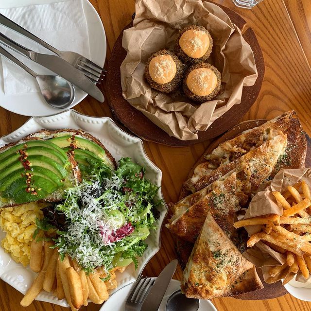유지니 on Instagram: "겨울바다 보면서 브런치🍽 파스타도 먹어보고 싶었지만 2명인 관계로,,🙃 . 퀘사디아, 아보카도토스트, 아란치니 이렇게 주문했어요‼️ 퀘사디아는 고기잔뜩 치