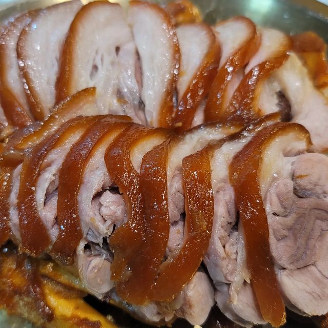 얌얌조각 on Instagram: "<호야네족발 본관> 기본이 완벽한 족발과 반찬이 알찬 족발 맛집! 왕십리역 10번 출구 부근에 있는 <호야네족발 본관>에 다녀왔습니다! 가게에 도착 후 안에 들어가보니