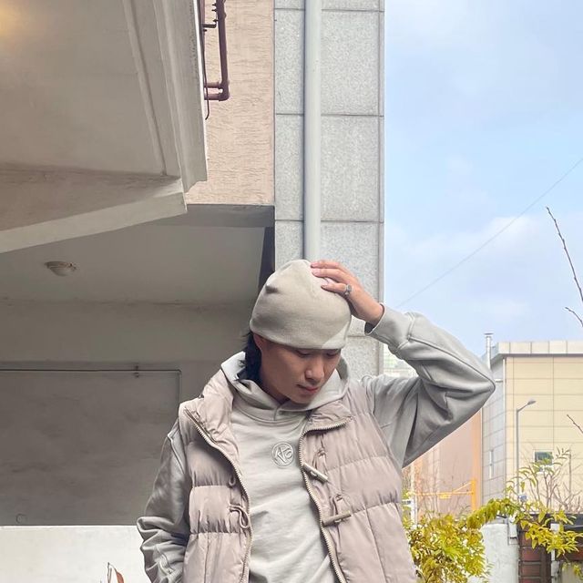 기호 on Instagram: "#협찬 12월인데 갑자기 따뜻해졌다☀️ 패딩조끼 입기 좋은 날씨! 부천에서 힙하게 베이지&블랙 코디 #제품제공 @1rony9orno_official 📌 퀄팅 패딩 베스트 #광고 #아이러니포르노