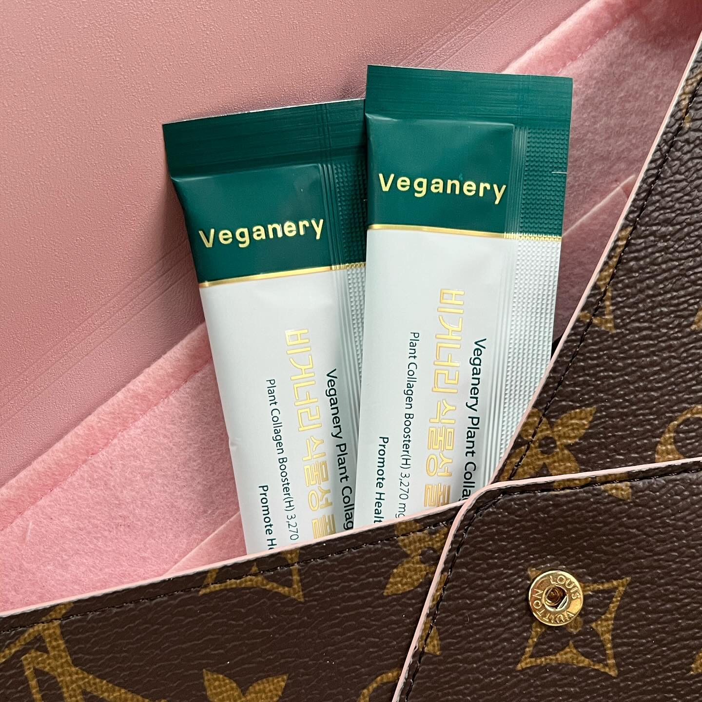 #광고 #비거너리콜라겐부스터 veganery_official 

1일 1포 언제 어디서든 간편하고 맛있게 먹을 수 있어서 요즘 가방 필수템으로 등극했어욤 ✨
식물성 콜라겐 부스터 젤리 3270mg이 함유되어 있고 새콤달달한 샤인머스켓 맛 🍇

비타민 5종인 (비타민B1, B12, C, D, E), 피부 보습에 도움을 주는 히알루론산이 1일 충족량 120mg 함유로 되어있어 한포로 부족한 영양소까지 채울 수 있고, 500달톤 이하 저분자로 흡수 빠른 콜라겐 부스터에요

채식주의자 중비건까지도 모두 섭취가 가능하며
320가지 잔류 농약 검사 통과 및 미세 플라스틱, 중금속, 방사능으로부터 안전하답니다 !
건강하고 깨끗한 비건 콜라겐 부스터 함께해요 💚

#비거너리 #veganery #달바 #비거너리콜라겐부스터 #달바콜라겐부스터 #식물성콜라겐부스터 #비건콜라겐부스터 #콜라겐추천 #맛있는콜라겐부스터
