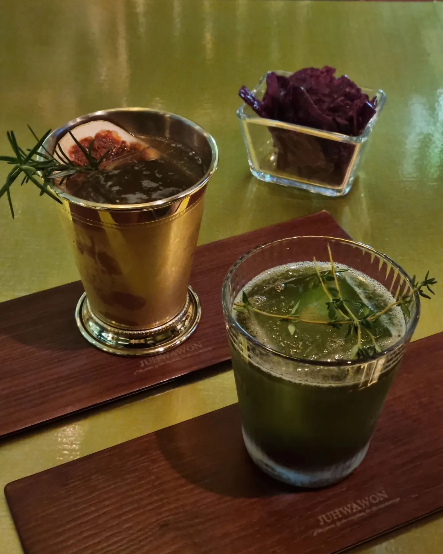 크래프트 칵테일이 있는 구월동 바 주화원 다녀왔어요🍸

단독주택을 개조한 바라서 공간 자체도 독특하고 멋져요
스피크이지바처럼 아는 사람만 가는 느낌⁉️
문에는 벨 누르고 두바퀴 돌면서 입장하기라고 써있는데
안돌아도 문은 열어 주십니다🫢

✔️ #크래프트칵테일 15000원
주화원의 칵테일은 내가 원하는 기호에 맞게 주문하는 방식이에요
체크리스트에 맛 허브 과일 기타 그리고 증상을 체크하면 맞춤형 칵테일을 받아보실 수 있어요

증상들이 재미있는데 
#성욕감퇴 #불면증 #우울함 #연애고자 #일하기싫음 #손발차가움 #외로움 #의욕없음 #스트레스
저 해당되는게 너무 많은데 어떡하죠😂

체크리스트도 작성하고 또 바텐더분과 이야기를 나누며 만들어서 그런지 정말 제 입맛에 딱맞는
그러면서도 새롭고 재미있는 칵테일을 만들어 주셨어요

안주는 아직 메뉴판에도 없던 신메뉴인 라이스페이퍼튀김
트러플 향이 너무 좋고 바삭한 식감에 벌집꿀에 찍어먹으면 단짠조화가 최고에요👍

인스타에 #주화원 해시태그와 함께  올리거나
5000원 추가하면 해장술도 받아볼 수 있어요‼️

bar_juhwawon

📍주소
인천 남동구 인주대로551번길 47 (구월동 1095-12)
⏰️영업시간
매일 19:00- 03:00
라스트오더 02:00 
매주 수요일은 클래스 및 외부행사로인한 예약제로 운영
📞전화번호
0507-1472-9317

#인천칵테일바#인천칵테일#인천바#구월동바#예술회관역술집#구월동데이트코스#구월동가볼만한곳#구월동칵테일#구월동칵테일바#인천가볼만한곳#인천데이트코스#데이트코스#인천데이트#구월동데이트