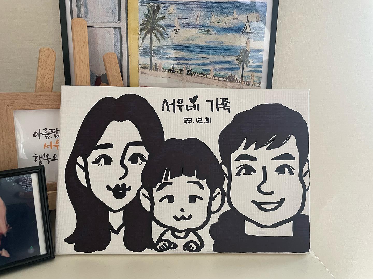 D+496
23년 마지막날😊
국립중앙박물관 한바퀴 산책하고
처음으로 가족 캐리커쳐도 그리고
종각 앞에서 사진도 찍고
바삐 움직였던 하루😍
⠀
캐리커쳐는 이쁘게 그려주셔 
내얼굴이랑 사뭇 다르지만 그래도 감사히😆
그리고 요즘 사진찍을때마다 자기 갈길가기
바쁜 아드님 덕분에 가족사진 찍기 힘드네
가만히 좀 있어줄래🤦‍♀️
⠀
24년에는 우리 둘째 깜동이도 만나는 해라 더욱 기대되고 설레는 한해가 될 것 같아요!
35주가 되도록 얼굴 한번 제대로 보여주지 않아서
입체초음파도 못 찍었는데... 
얼마나 이쁜 얼굴로 태어날지 기대가 되네요😂
⠀
24년에도 항상 행복만 넘쳐나길 바라며🙏🙏
⠀
#23년빠이 #24년안녕 #우리가족행복하자
