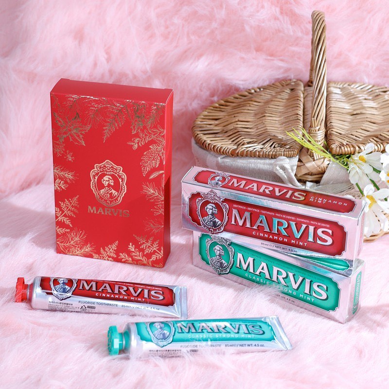 #광고 marvis_korea 

2023 MARVIS Holiday Collection 마비스 홀리데이 컬렉션

소중한 사람에게 감사의 마음을 전하세요! 일상의 즐거움까지 선사합니다.

마비스 조향사가 아로마 기법을 연구하고 조합해서 만든 다양한 맛과 향, 양치할 때에도 입안 가득 풍미를 느낄 수 있어요 ! 제 원픽은 시나몬 민트, 제가 좋아하는 향들만 가득해서 양치하는 시간이 즐거워지더라구요. 홀리데이 컬렉션이라 가볍게 선물하기에도 좋은 마비스 •••🖤

💚CLASSIC STRONG MINT 클래식 스트롱 민트 : 페퍼민트, 오렌지 오일
💙 AQUATIC MINT 아쿠아 민트 : 페퍼민트 오일
💜 JASMIN MINT 자스민 민트 : 페퍼민트, 자스몬 오일
🧡 GINGER MINT 진저 민트 : 페퍼민트, 진저 오일
❤️ CINNAMON MINT 시나몬 민트 : 페퍼민트, 시나몬, 오렌지필비터, 만다린 오일
🖤 AMARELLI LICORICE 아마렐리리코리스 : 페퍼민트, 오렌지필비터, 스타 아니스, 클로브 오일
🩵 ANISE MINT 아니스 민트 : 스피아민트, 스타 아니스 오일

#마비스 #마비스치약 #마비스코리아 #크리스마스선물 #선물추천