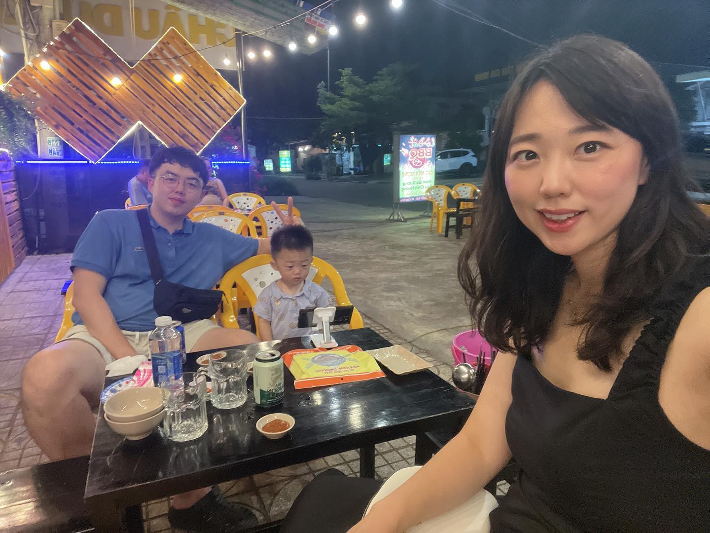 아기랑 나트랑 여행기 2일차🇻🇳
한국인 없는 진짜 찐로컬로 투입😎
아기의자도 없고, 위생도 조금 아쉽고, 불편함이 가득한 느낌이지만 오랜만에 진짜 여행 온 느낌이 나서 좋았다 ㅋㅋ

떠우도 아기상어와 함께 진짜 현지 적응 중^^

+ 아기와의 로컬여행은 아기 컨디션에 따라 아기가 어느정도 걸을 수 있을 때 추천
+ 유모차는 들고가면 길이 안 좋아서 개고생할 수 있음

📌 로컬음식점 가격정보
- 반쎄오 가격 천원
심지어 야채는 할머니가 직접 기르신거고 맥주까지 포함하여 4500원 나옴 (할머니 영어 안되셔서 바디랭귀지로 대화 가능)
- 갤럭시 카페 커피 800원
나름 럭셔리한 커피숍이었음
아이스라는 단어가 영어로 의사소통이 불가하여 사진으로 아이스커피 주문 
아이스 아메리카노를 주문하고싶었지만 대충 찐한 블랙 아이스커피 먹게됨 
키즈카페 이용 가능 (위생👎)
- 로컬 비비큐집 해물&고기 세트 + 볶음밥 2만원정도
사장님 영어도 되시고, 정말 친절하셨음
전반적으로 다 맛있었는데 문어가 진짜 예술임👍
아기랑 가신다면 불판이 있으니 조심하시길!

#나디아in베트남 #여행인플루언서_나디아
#아기랑베트남 #나트랑 #나트랑로컬맛집