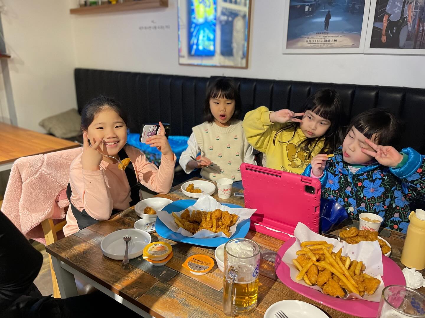 오랫만에 민나서 노니 행복하구나🫶🏻
우린 딸맘🥰

#아이와사는집
#어쩌다워킹맘

자격증 나오고 이력서 한번 면접 한번 만에 붙어서
보조에서 담임까지 맡아서 하는중..

#워킹맘도운인듯

이일이 생각보다 나한테 맞긴한데
너무 힘듬..😅