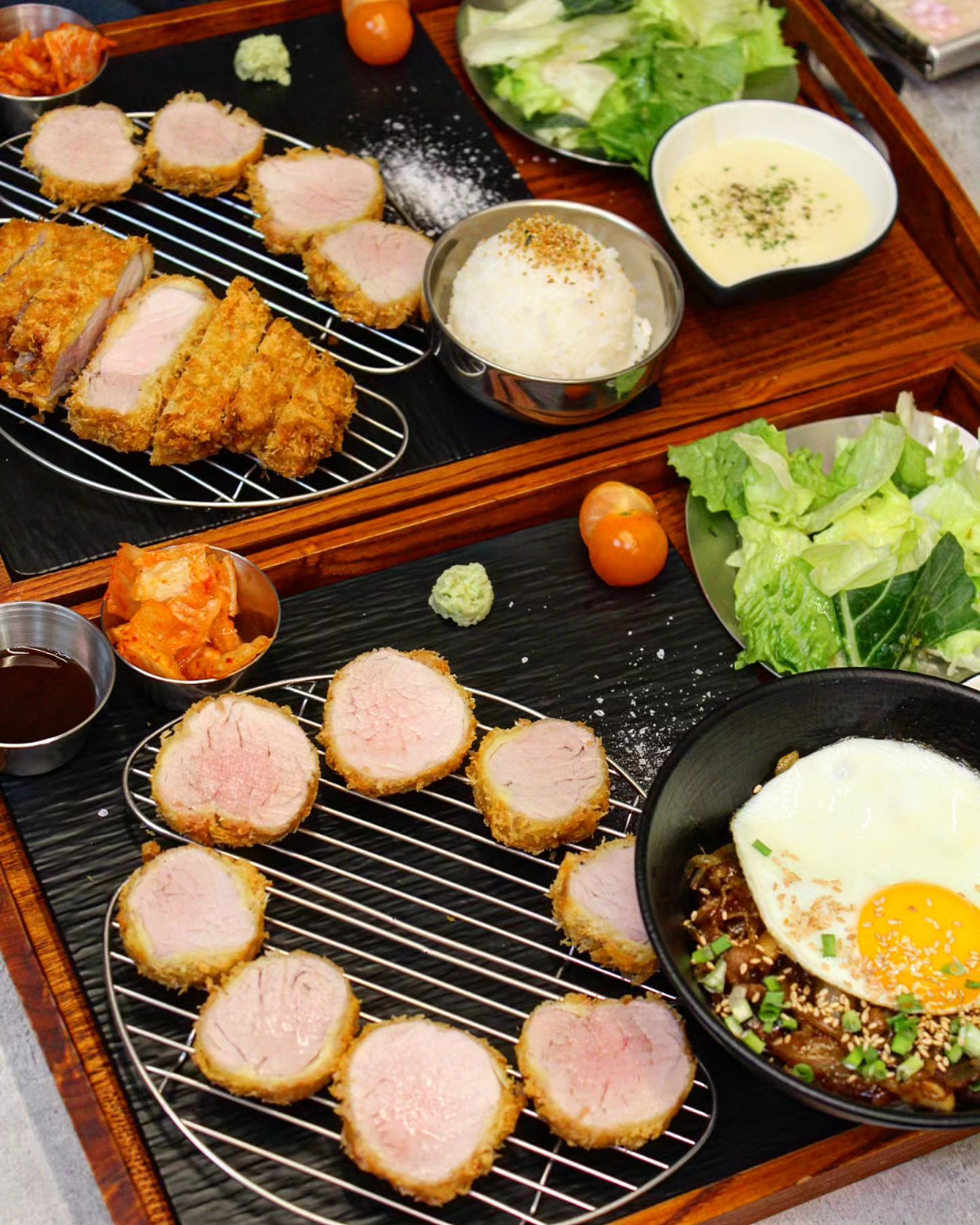 장사의신이 인정한 돈까스 맛도리🥹

"쇼카츠" 

맛없으면 팩트폭행을 날리시는
장사의신이 인정한 곳이라면 다들
얘기안해도 아시겠죠?
너무 팬이에요 시원시원한 매운맛에 푹♨️

🐖한돈 100시간 와인숙성육을 사용해서
고급스러운 육즙으로 다른 돈가스와
차원이 다른 맛을 느끼실수있어요🧡

로스카츠는 등심을 사용하고
히레카츠는 안심으로 만드는 돈가스인데
본연의 맛을 느끼기위해 소금만 살짝 찍어
먹었는데 잡내가 1도 없고 육즙이 가득하고
부드러워서 손이 계속 가더라구요😋
미오글로빈 반응으로 붉은빛이 도는데
신선한 고기에서만 볼수있는 반응이니
안심하고 드셔도됩니다👍

간장차돌덮밥은 불향과 차돌향이
잘스며들어 양파에서 나오는 달달함이
밥이랑 아주 찰떡이었어요❤️

더유명해지기전에 사전방문 해보시길 추천드려요😉

🏠#쇼카츠
 
 
🧾주문서
🏷쇼카츠 16.0
🏷히레카츠+미니 간장차돌덮밥 18.0

 
🏠주소 : 강원 춘천시 방송길 77 푸르지오 센트럴타워 푸르지오 상가 2층 2104호
⏰영업시간 : 10:50~20:30
🙅‍♀휴무 : X
🚗주차 : O
 
 
#먹스타그램#온의동맛집#춘천돈가스#장사의신#춘천맛집#춘천가볼만한곳#춘천데이트#춘천모다아울렛