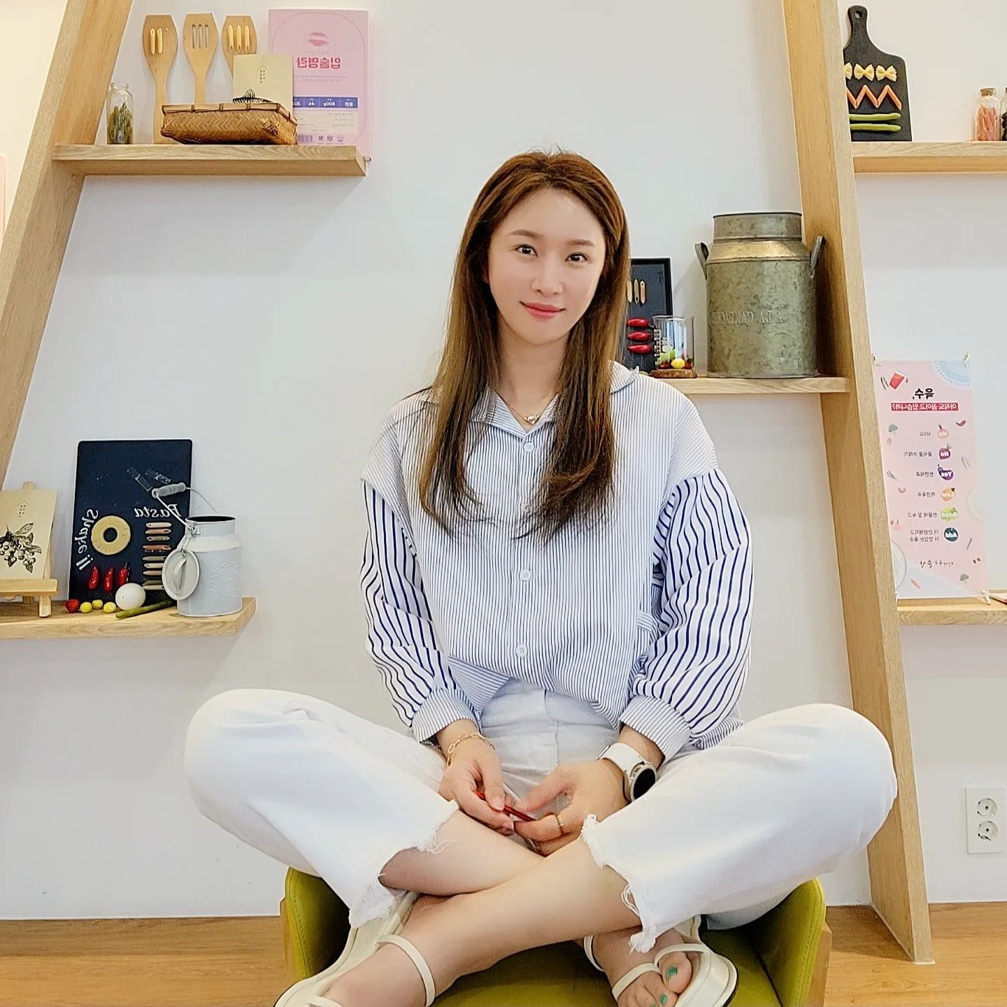 ☔️ 비가 몇일째 계속 와서 그런지 저 어제까지 인스타에 피드를 올릴수가 없게 계속 화면이 정지 되고 있었어요 😂 😭 
👀 어이가 없었지만!! 
90년대인줄 ㅋㅋㅋ 비온다고 전자기기 안되던 시절

🇻🇳 베트남에선 정전과 로딩이 자주 있었던 일이였는데 추억이 마구 돋아나네요 🤣 

🏢 오늘도 전 회사에서 열일할 예정♡ 

🚗 출근하면서 켈리최 회장님의 영상을 봤어요 
37살 아이셋인데 빚더미에 쌓여서 이제 어떻게 하면 좋을지 걱정을 하고 있는 분의 이야기 ᆢ

📆 100 일동안 나는 2027년까지 5억의 자산가가 될것이다 당연히 빚은 없을것이고 자산가가 될수있다 할것이다 하려면 어떻게 해야하는지를 매일 100일동안 필기하라는 조언인데 

💱 모든 부자들은 책을 읽고 쓰고를 반복하라는 조언은 같은것 같아요 
저 또한 읽는거만 하지 않고 필기까지 해보면서 하루를 시작하거나 마무리 하려고 합니다 ^^ 

💪 우리 인친님들도 오늘도 힘내요!!! 

#켈리최 #드로우앤드류 #월씽킹 #5억  #자산가