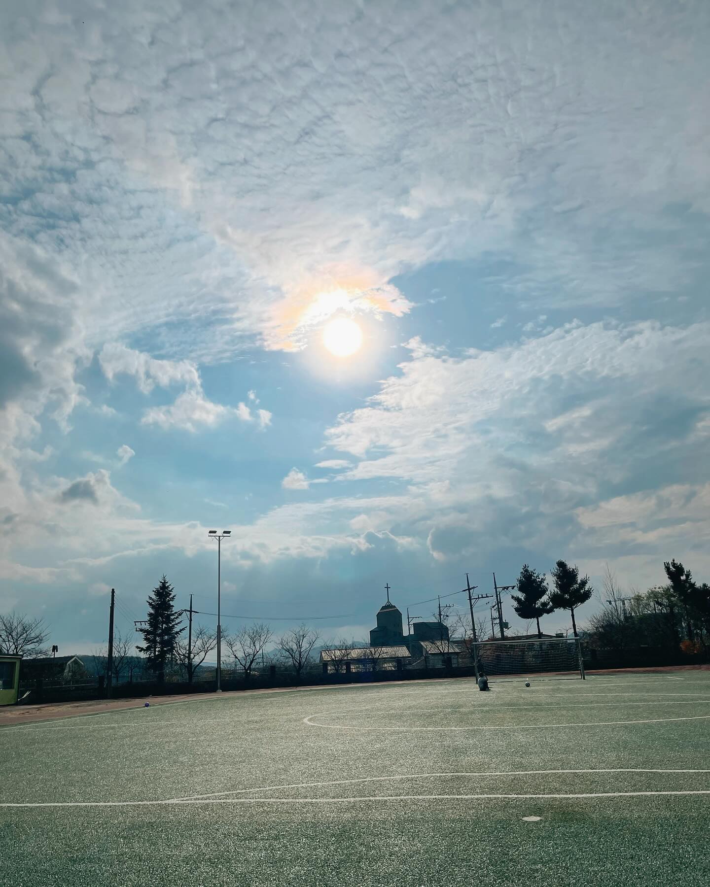 큰아들랑구 사진첩 보다가 
이뻐서 에어드롭으로 훔챠온 사진...😊

이쁘게 잘 찍었구만
학교 운동장이래👍👍

#일상 #큰아들❤️