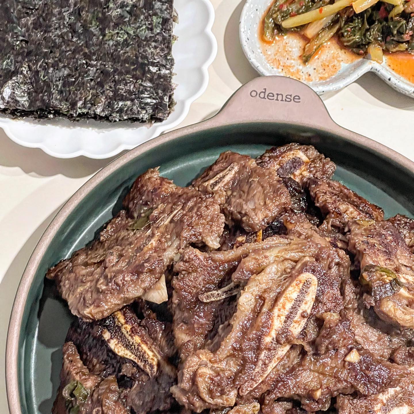 #주말밥상

주말저녁은 맛난 고기로 마무리~
고기랑 된찌는 어쩔수가 없… 🖤

#la갈비 두 넘맛있어용 😘
제가 잘만든건 아니고…. 헤헤
오빠 넘 잘먹었오🙇🏻‍♀️🙇🏻‍♀️🙇🏻‍♀️

#남편밥상 #라갈비 #저녁메뉴 #세대주요리 #복받은여자 #일상 #신혼 #신혼밥상 #신혼부부 #오덴세 #무자기 #그릇스타그램