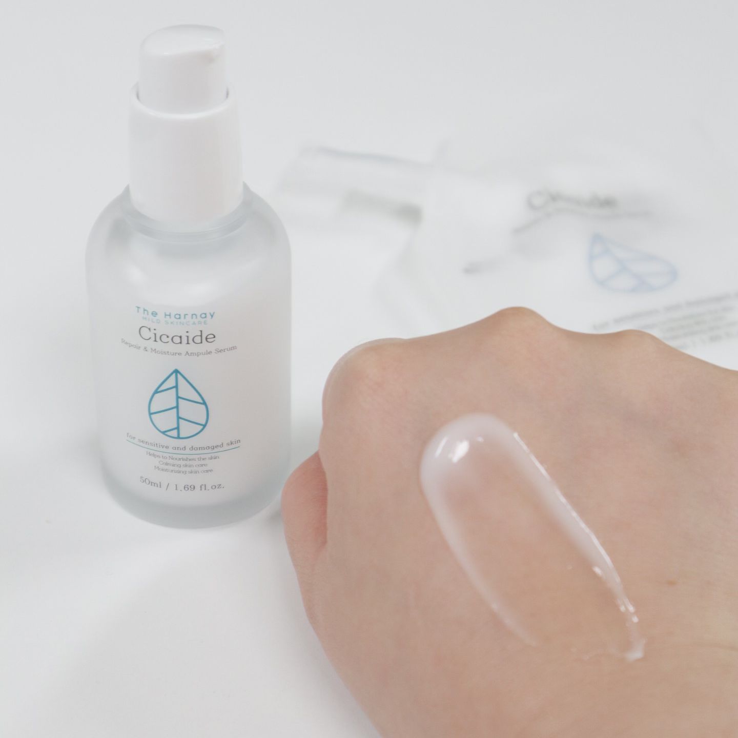 #광고

💙더하르나이 시카이드 앰플 50ml💙

💟50ml+50ml
______________________________________________________
#더하르나이 #올리브영추천템 #올리브영앰플추천
반복되는 속건조, 문제성 피부, 힘없는 피부 방치 NO!
이미 입소문으로 자자한 더하르나이 시카이드 라인
중 올리브영 추천템인 시카이드 앰플 가지고 왔어요! 
-
💧3 in 1 멀티 집중 케어!
3D 진정 복합 콤플렉스 함유로 예민한 피부도
편안하게해주며 진정과 보습, 탄탄함까지 꽉
잡아주는 앰플

💧화잘먹부스팅 '3-보습 콤플렉스'
히알루론산과 스쿠알란, 펩타이드 시너지!
메마른 피부를 빈틈없이 채워줄 시너지 배합으로
보습감 부여와 피부 유연성 유지!

💧쫀쫀모공관리
힘없이 처진 가로세로 모공, Y자 모공 등
피부 균형을 맞추는 탄탄한 관리를 위한
아데노신 함유!
-
⭐고객이 원하는 스테디셀러 앰플!
▫자사몰 공식 홈페이지 평균 평점 4.8!
▫소비자 자가 평가 만족도 95.52%!

⭐올리브영 단독 기획! [ 본품 50ml에 리필 50ml! ]
총 100ml의 혜자 구성🤍 올리브영에서 2만원
이상 구매 시 무료배송이니 당장 달려가지 않을 이유가
없네용!!
-
🤍총평🤍
실제 청담동 샵에서 화장 전에 시카이드 크림하고
시카이드 앰플을 기초로 발라주신다고 해요!
이미 청담동 샵 원장님들 사이에선 유명하다고
하니 더 궁금해졌었는데 이렇게 가지고 와서 소개해
드릴 수 있어 기뻤답니다! 여름이라 요철이나 피지,
각질 3박자로 난리를 쳐서 피부 화장이 깨끗하게
안되서 속상했는데 앰플 쫙 먹여주니 화장 너무
잘먹더라구요! 왜 화잘먹 앰플이라고 이름이 붙었
는지 한번 써보고 바로 고개를 끄덕였답니다!
밀림따위 없이 쫙 스며들고 피부 메이크업 쫙
밀착시켜주더라구요! 50ml도 매일 쓰면 
금방 순삭되는거 다들 아시죠?
더하르나이 앰플은 올리브영에서 단독으로
본품에 리필까지 완전 좋은 구성이여서 하나 샀는데
쟁여진 느낌이라 얼굴에 아까지않고 바를 수 있어서
너무 좋습니당! 얼굴에 바르면 수분감을 탄탄하게
채워주고 자극없이 잘 흡수되서 민감하신 분들이나
극건성, 복합성 피부이신 분들도 잘 맞으실 거
같은 앰플입니다!
단독으로도 충분히 베이스 메이크업 찰떡 콩떡
붙들지만 시카이드 크림까지 써주면 더 더 더
잘먹는건 안비밀💗 올리브영에 세럼이랑 같이
파는 것도 안비밀💗💗
-
#올리브영세일 #올리브영단독기획 #화잘먹
#세럼추천 #앰플추천