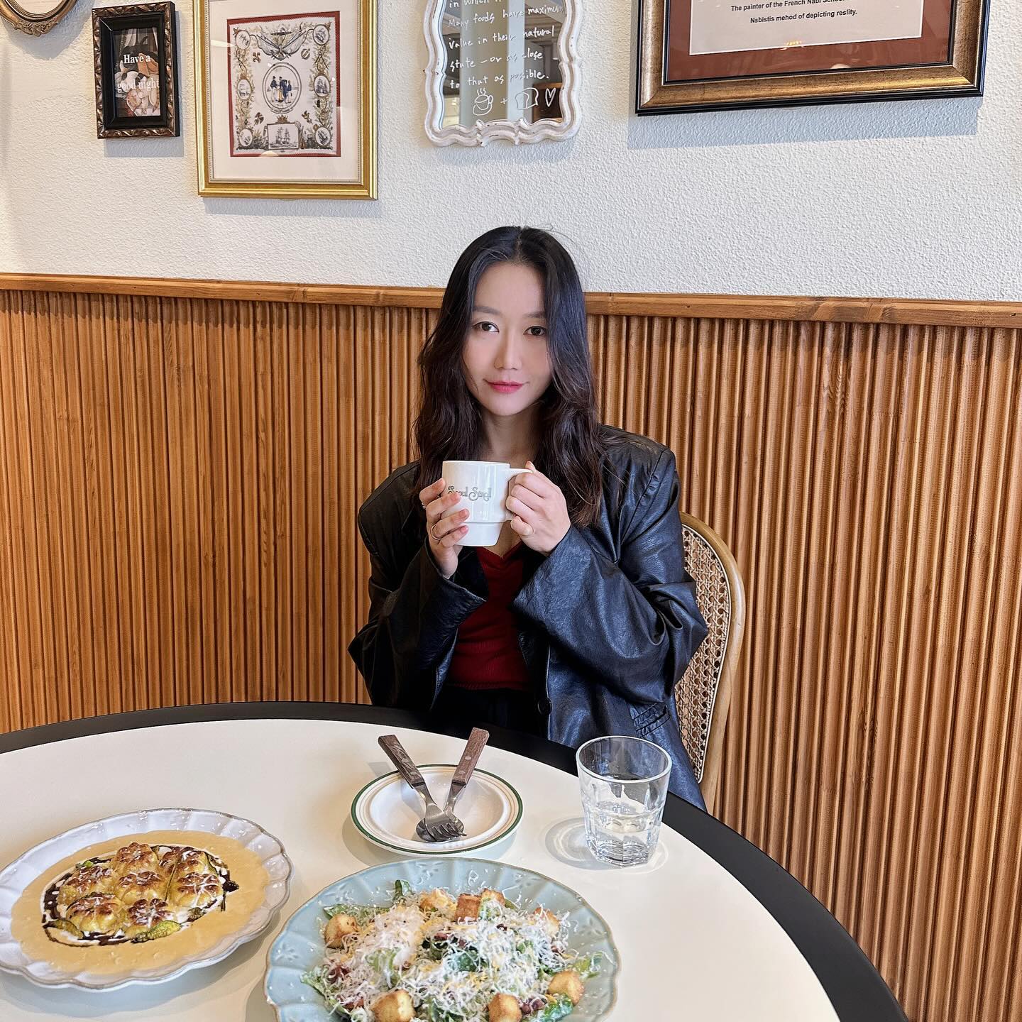 감각적인 인테리어가 가미된
유럽에 새로 생긴 신상맛집인듯한 
트렌디한 분위기의 성수 #서울스트롤 에 왔어요✨
벽면엔 고풍스러운 액자로 장식되어 있고
통창으로 밖이 내다보이는
창가자리는 시원한 개방감에
광합성 양껏할 수 있는 공간이에요

아기자기한 소품들과 가성비 좋은 
브런치 메뉴들이 가득해요🤍
시저샐러드와 단호박크림뇨끼를 주문했어요
오랫만에 먹어보는 시져샐러드는
담백하고 감칠맛나는 소스의
근본 시져샐러드였어요👍🏻
단호박 모양으로 귀엽게 구워주신
뇨끼는 사랑 그 자체였어요🫶🏻
사랑스러운 단호박 뇨끼가 노오란 크림안에 
퐁당 들어가 있는 비주얼이 
정말 귀여워 사망할 지경😍
비주얼도 좋지만 두툼한 뇨끼가 씹는맛 대박
이빨이 빠질듯한 쫄깃한 뇨끼를 
달콤한 단호박크림에 푹 적셔 먹으니 햐.. 
이거먹으러 서울스트롤 와야해요🥹
다른메뉴들도 궁금해지게하는 
맛도리인 크림뇨끼였어요👏🏻

힙성수에서 그냥 대충 떄울 수 없잖아요
감성뿜뿜 사랑스러운 공간에서 
인스타갬성 가득한 비주얼에 
맛도 갓벽한 브런치와 함께
성수를 만끽해보시길 바래요💛

M. 서울 성동구 서울숲6길 12 1층
T. 12:00 -21:00 (b 16-17 매주 화요일 정기휴무)

#협찬 이지만 #찐후기
#성수브런치 #성수맛집 #성수역맛집 #성수역브런치 #성수역맛집추천 #성수데이트 #성수데이트코스 #성수파스타맛집 #성수갈비골목맛집 #성수브런치맛집 #성수맛집추천 #뚝섬역맛집 #뚝섬역맛집추천 #서울데이트코스 #서울브런치맛집