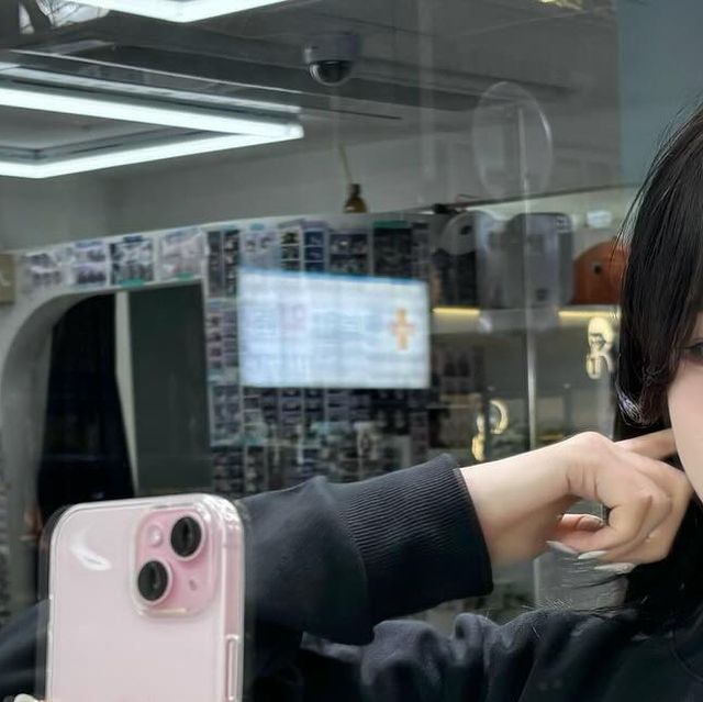 김민지 on Instagram: "#광고 지금부터 봄, 가을까지 입기 좋은 귀여운 옥스타 맨투맨!✨ 적당한 두께감의 맨투맨으로 봄가을겨울에 활용하기 좋아요!! 로고도 귀여운데 핏도 예뻐서