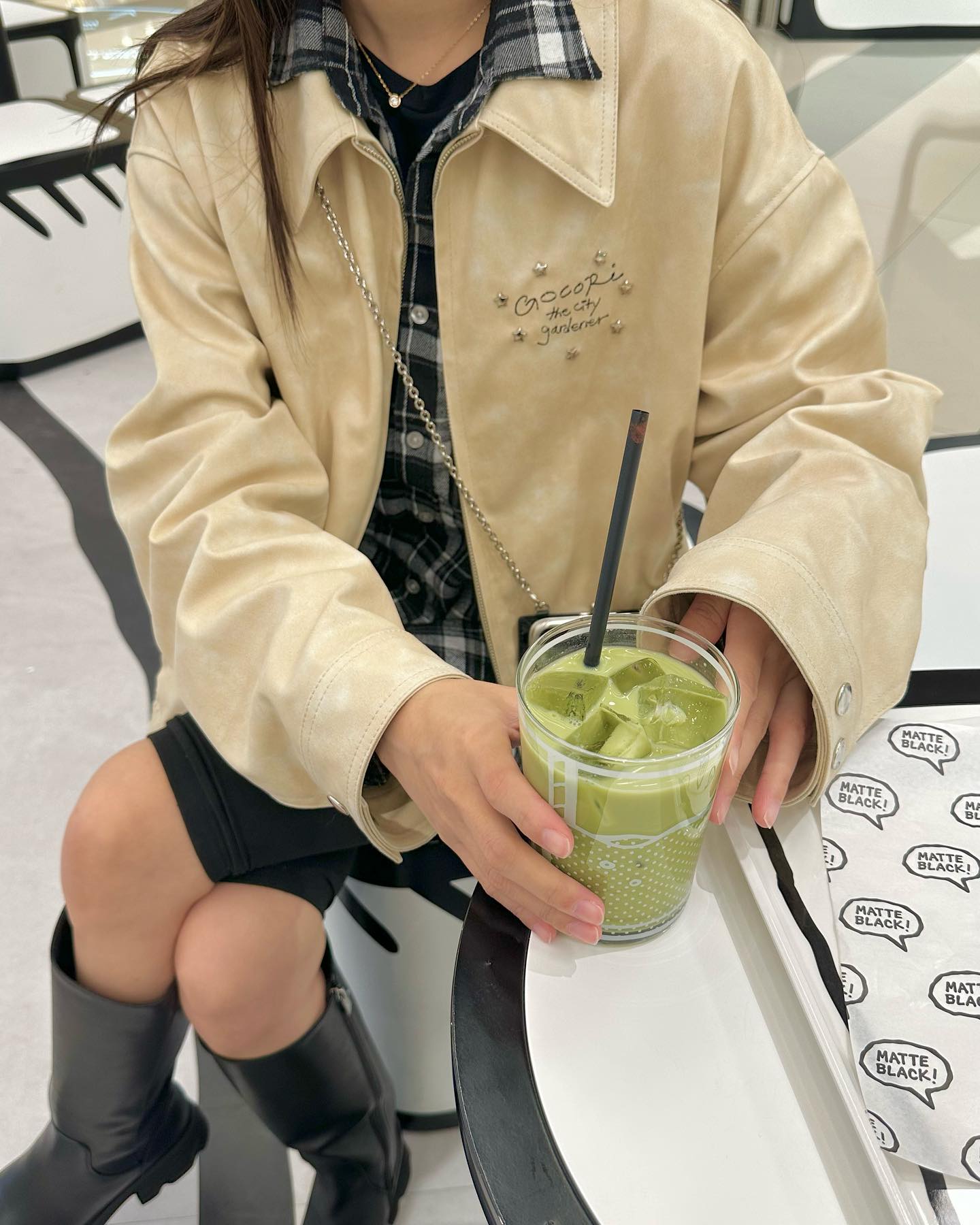 gocori_the.city.gardener #고코리
별모양 스터드 장식이 귀여운 이 자켓을 
어떻게 입어볼까 요리조리 고민하다가
평소 안입는 새로운 스타일로 입어보기!
재밌고 짜릿해🖤
.
.
.