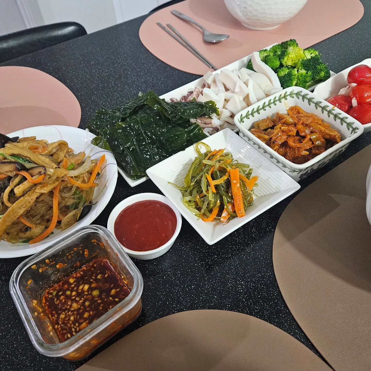 평일저녁🍚🥢 콩나물밥

간만에 잡채 하고 오징어 삶고 
토마토 마리네이드

바쁘다 바뻐~~
빨리 먹고 강변가자🫶