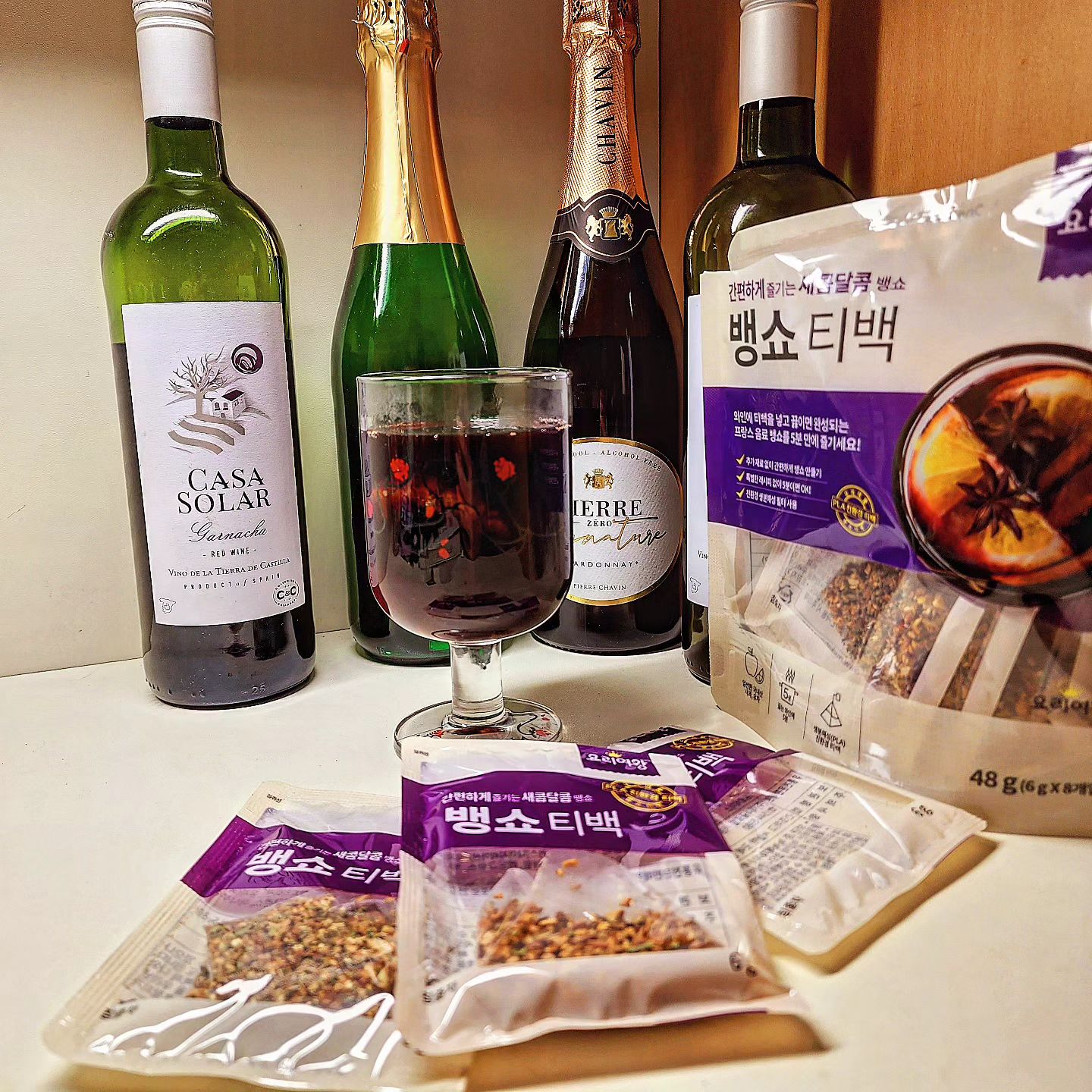 #협찬 겨울유럽의 맛! #뱅쇼 를 집에서 티백으로 간편하게 만들 수 있답니다!

와인 끓이거나 데우고 티백 하나 넣으면 끝인데요!❤️

뱅쇼맛 시럽도 있는 걸로 알지만, 국내산 사과와 유자 등 건강한 재료들이 들어가서 인위적인 단맛 없이 깊고 진해서 아주 좋아요!🎀

살짝 저렴한 와인이나 취향에 안맞는 와인이거나, 마시다가 남아서 곤란할 때! 활용하기에도 아주 좋습니다.

식약청 해썹 인증도 받았고, 친환경생분해성티백이에요!🌹

끓이면서 알코올은 대부분 날아가서 감기가 걸릴 듯할때 푹 끓여내 뜨끈하게 마셔도 참 좋답니다💗

#디너의여왕 #혼술 #환절기 #감기예방 #요리여왕 #먹팔 #먹스타맞팔 #술스타그램 #와인 #좋반