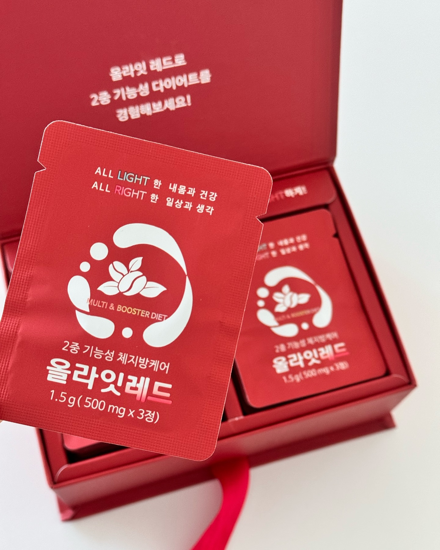 체지방‼️식욕‼️ 모두 잡은 올라잇레드❤️
⠀ 
🔴체지방 잡는 그린커피빈주정추출물
🔴체지방, 항산화, 혈중콜레스테롤 잡는 녹차추출물
🔴식욕 잡는 이트레스
⠀ 
📍그린커피빈의 [클로로겐산] + 녹차추출물의 [카테킨]
이 두가지의 공통적인 지방의 합성을 방해 억제하는
효과가 있어 다이어트 효과를 배가 시켜주어요!
또한 두가지 원료에 함유된 효모펩타이트 성분이
다이어트 효과를 더욱 증진시켜주는 도우미 역할을 해준답니다!
⠀ 
📍부원료 다이어트 신소재 [이트레스]
일본에서 다이어트 제품 제조할 때 사용하는
3위 안에 들지만 원료의 원가가 워낙 고가라고 해요!
체지방감소, 체중증가량감소, 지질대사 개선에
도움을 줄 수 있다는게 입증되었으며,
특히 식욕을 억제하는데 탁월한 천연 원료랍니다!!

⠀ 
🟡2중 기능성 원료 인체 적용 시험 결과
▫️체중감소
▫️BMI지수 감소
▫️체지방률 감소
▫️허리, 엉덩이 둘레 감소
▫️총지방 면적 감소
▫️피하지방 면적 감소
▫️복부지방 면적 감소
⠀ 
⠀ 
이런 보조제는 어디서도 볼 수 없었을거예요😊
올라잇레드로 건강한 다이어트 함께 해보아요❤️
⠀ 

⭐️구매이벤트⭐️
➰닥터클린톡, 퍼플리스, 민트효소 중 택1 = 10분
➰올라잇 그린, 블루, 레드 중 택1 = 10분
➰다이어트 체험 샘플팩 = 10분 
➰커피쿠폰 = 50분
➰포토리뷰 작성시 포인트 적립
⠀ 
⠀ 
*해당 내용은 제품이 아닌 원료에 대한 설명입니다*
⠀ 
#올라잇레드 #올라잇다이어트 #이트레스 #녹차추출물 #카테킨 #그린커피빈 #그린커피빈다이어트 #올라잇 #식욕억제 #식욕억제효과 #올라잇공구 #닥터클린톡 #올라잇은뿅뿅이네 #올라잇레드는뿅뿅이네