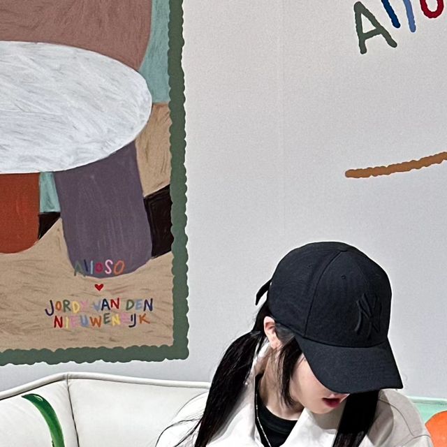 은진 on Instagram: "힙찔이도 입으면 스트릿해지는 아이러니💭 POLY 100% + 비건스웨이드덕에 부드러운 배때지 획득 (쓰담쓰담 (=ↀωↀ=)✧) +++ ㄴ 투웨이 지퍼를 사용하여 다양한 스타일링 연출