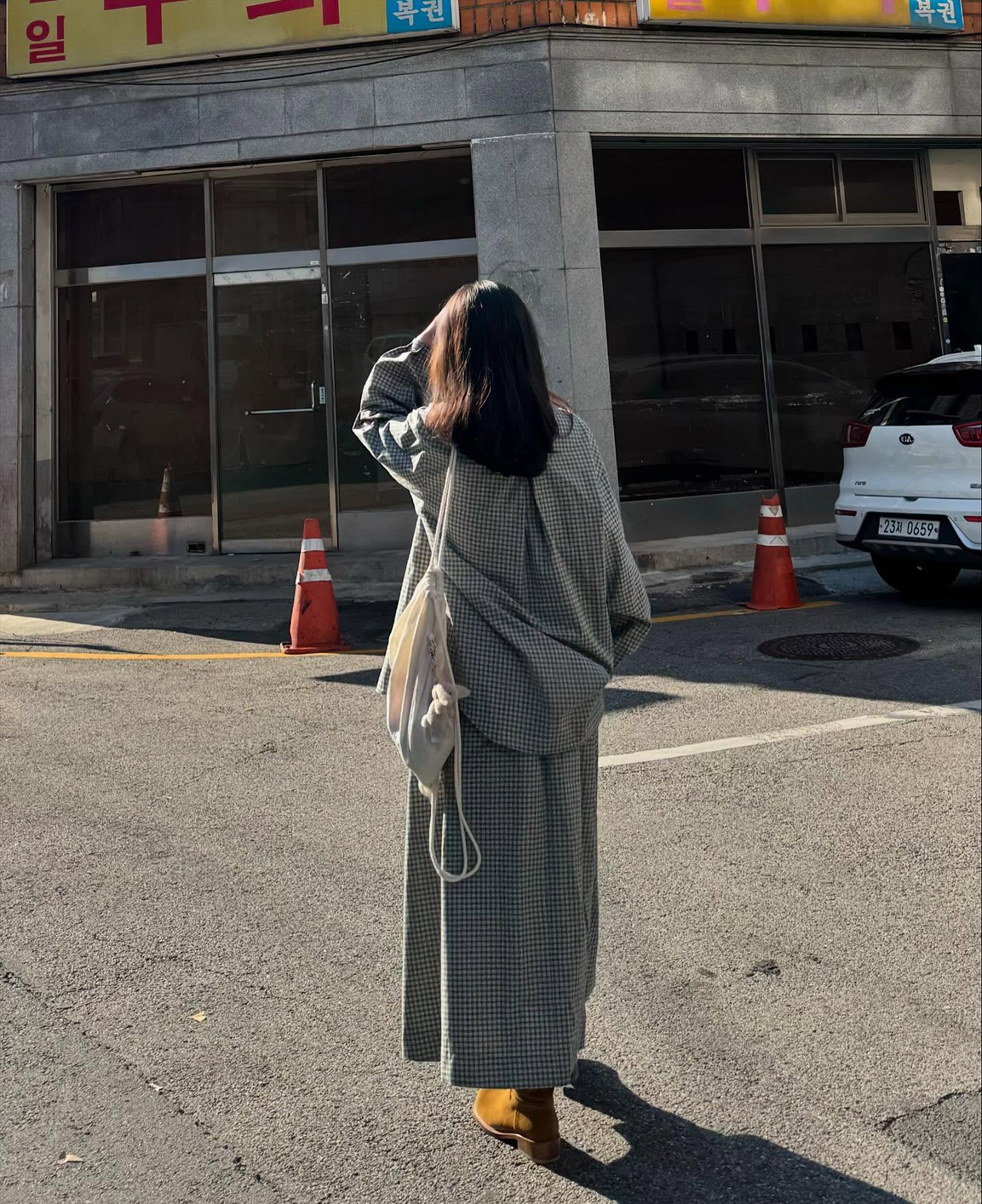 출산 후 임신 전 몸무게 돌아온 기념🍂
더 추워지기 전에  마지막 가을 느끼러 외출
(이라쓰고 이유식사러)

8년째 사고있는 플레따 3년연속 vip인데
작년 임신때부터 사놓고 못입은 옷이 너무 많은데 이제 드디어
살빠져서 입을 수 있다!!!!!!!!!!!!!!!! 
FW리뷰이벤트 한다고했더니 남편이 사진도 나름(?)열심히
찍어줬지만 영락없는 애엄마 🤱🏼

유담 앞으로 엄마 플레따 옷 입는날엔 아빠한테 안겨주길 바래…🫶🏻