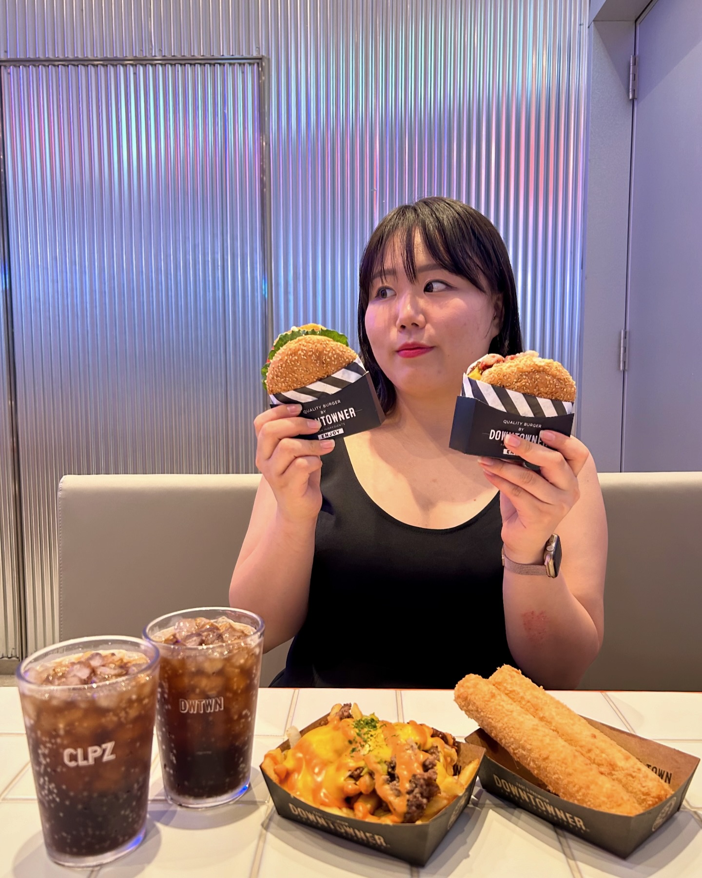 #협찬 청담의 맛있던 그 버거🍔 다운타우너가 가산 퍼블릭에!
2개의 신메뉴, 시그니처 프라이즈와 점보 모짜스틱 주문😋 
🥩육즙 가득한 순쇠고기 패티와 스모키한 베이컨이 들어간
바베큐향이 느껴지는 베이코닉 버거🍔
🥩순쇠고기와 야채, 특제 트러플 마요와 해쉬브라운이 들어가 
푸짐한 트러플 포테이토 버거🍔
치즈버거의 패티와 소스들이 토핑으로 들어간 치즈버거 프라이즈🍟와
보통의 작은 모짜스틱이 아닌 통실한 점보 모짜스틱까지!
버거와 프라이즈는 단연 하이 퀄리티였어요✨
힙한 분위기와 힙한 메뉴까지 재방문 의사 1000%예요~
클랩피자랑 같이 있어서 피자와 버거 골라서 먹을 수 있고
근처에 마리오아울렛과도 가까워서 데이트 코스로,
오피스빌딩들과도 가까워서 점심시간과 퇴근 후 저녁으로도
방문하기 좋은 맛집이에요😘

다운타우너는 가산점을 시작으로
천안 아라리오, 대구 빌리브헤리티지, 샤로수길, 부산 롯데백화점 광복점 등
전국적으로 오픈 예정이에요!
오픈에 맞춰 다양한 이벤트가 진행중입니다😎

✅ 6월 한 달 동안 배달의 민족, 쿠팡이츠에서
최소주문 금액 이상 주문 시 2,000원 할인쿠폰 증정
✅ 각 지점마다 오픈 시 매장 이용 고객 한정 선착순 100명 쿠폰팩 증정
- 3만원 이상 현장 구매, 6개월 간 사용할 수 있는 지류 쿠폰팩 증정 (매장, 포장 이용에 한함)
주문금액 상관 없이 5000원 할인 쿠폰, 디스펜서 음료 두 잔 쿠폰, 
프라이즈 메뉴 중 택1(치즈버거 제외), 5만원 이상 구매시 1만원 할인, 
버거 1개 주문 시 쉐이커 1개 증정
(* 1회 사용 시 1개만 사용 가능, 유효기간 6개월, 전 지점 사용 가능)

🍔 다운타우너 가산퍼블릭 downtowner.official
📍 서울 금천구 디지털로 178 A동 116호
⏲ 매일 11:30 - 21:20 (L.O. 20:30)
📞 0507-1358-8696
⭐가산디지털단지역에서 가면 노티드 뒤에 있고
클랩피자랑 같이 있어요!

#가산맛집 #가산수제버거 #가산데이트 #가산데이트코스 #가산핫플 #수제버거 #수제버거맛집 #다운타우너 #다운타우너가산 #서울맛집