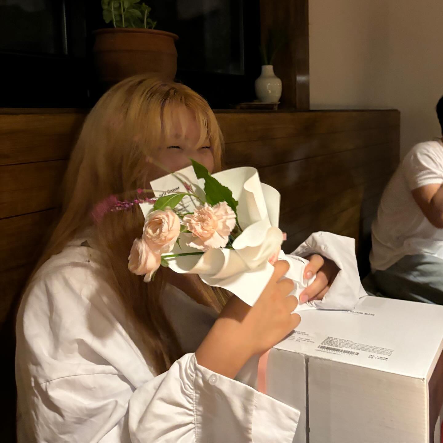 생일이 뭐 별거냐면서 이렇게 유난떠는거보면
저는 아직도 철들려면 한참 멀었나봄미다..
생일 축하해주셔서, 그리고 제 곁에 있어주셔서 감사합니다
항상 곁에 좋은사람들이 있어서 넘어져도 잘 털고 일어나
웃으면서 다시 앞으로 나아갈 수 있는 것 같아요
축하해주신 모든 분들 감사해요 사랑해요❤️