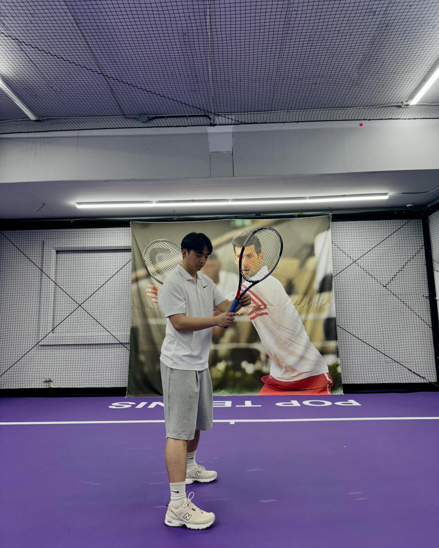 #협찬 #팝테니스달서구 pop_tennis_ds 

📍팝테니스 달서구
대구 달서구 구마로 190 (그린코아종합상가) 201호
🚗주차가능
(바로 앞 주차장이 차가 많아서 전화드리니 친절하게  바로 안내해주셨어요!!)

실내 테니스 첫 방문기 
준비물은 테린이의 열정과 운동복 
실내지만 넓고 25년 이상의 전문강사님이 티칭까지!

체대생으로써 테니스 수업을 한번 들어봤지만 오랜만에 다시 잡은 채 어색 그자체 10분 정도의 그립과 자세를 꼼꼼하게 배우고 30분 정도 머신으로 연습으로 땀 범벅 하고 온 날

처음 하는 분들도 정말 쉽게 이해할 수 있도록 예시도 잘 들어주시고 수업을 재미있게 해주셨다 어색하고 낯선 만남일 수 있는데 집중도 있게 재미있게 잘 풀어주시는 모습이 찐 베테랑의 모습으로 보였다.! 역시 경력 25년의 배테랑..!!

또한 토요일엔 실외에서도 진행한다는 점!!
얼른 티칭 받고 야외에서 하면 좋겠다는 생각을 했다

테니스에 관심 있으신 분들 “팝 테니스” 에서 한번 도전해 보세요!!

#대구테니스 #대구테니스레슨 #대구테니스장 #대구실내테니스 #달서구테니스 #달서구테니스레슨 #대구실내테니스레슨 #대구테니스강습