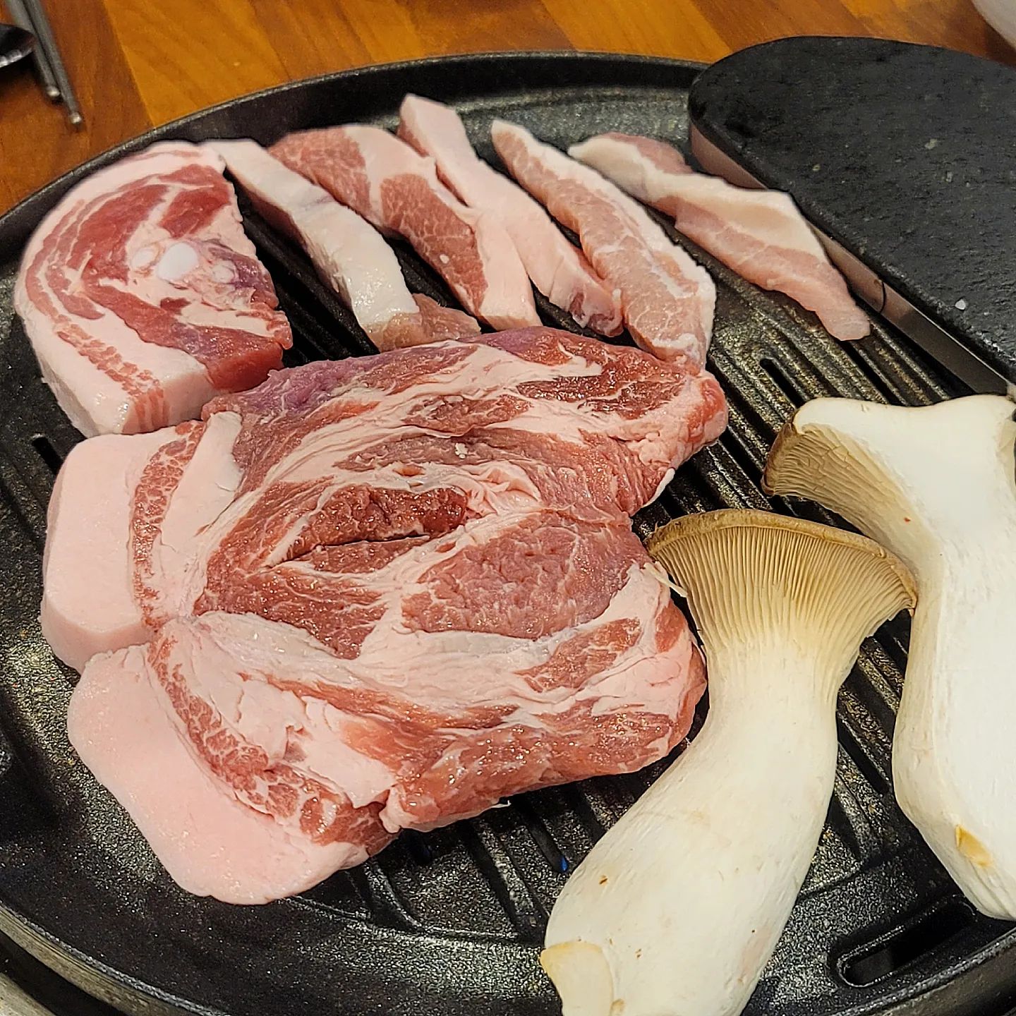 집들이 겸 가족모임 장소 찾다가 완전 찰떡인 곳을 발견해서 다녀와 본
아산 배방역 근처에 있는 #한마음정육식당 입니다 !🎈

미리 예약을 하고 다녀왔는데 생각보다 사람이 많아서
예약하고 오길 잘했다는 생각이 바로 들었습니다 ~
가게에 키즈룸이 마련되어있어 조카들도 열심히 뛰어놀기 좋았어요 ❤

숙성돼지 한마리와 육회로 주문했는데 와..
고기가 질이 너무 좋아요....
구성 중 맛없는 부위가 하나도 없이 다 맛있었어요..

전 목살 별로 안좋아하는데 여기 목살은 완전 맛있더라구요 😍
육즙 팡팡에 부드럽고 말 다해써요.. 
거기에 육회는 말해모해... 육회도 최고에요 😍😍
마지막에 볶음밥까지 딱 먹어주면 게임 끝입니다아

아산 배방에 가성비 좋은 맛집 발견해서 너무 좋았습니다 !
다음에 가면 소한마리도 먹어봐야겠어요 🥰

#아산배방고기 #아산배방맛집 #배방역맛집 #배방역고기맛집 #한마음배방점
