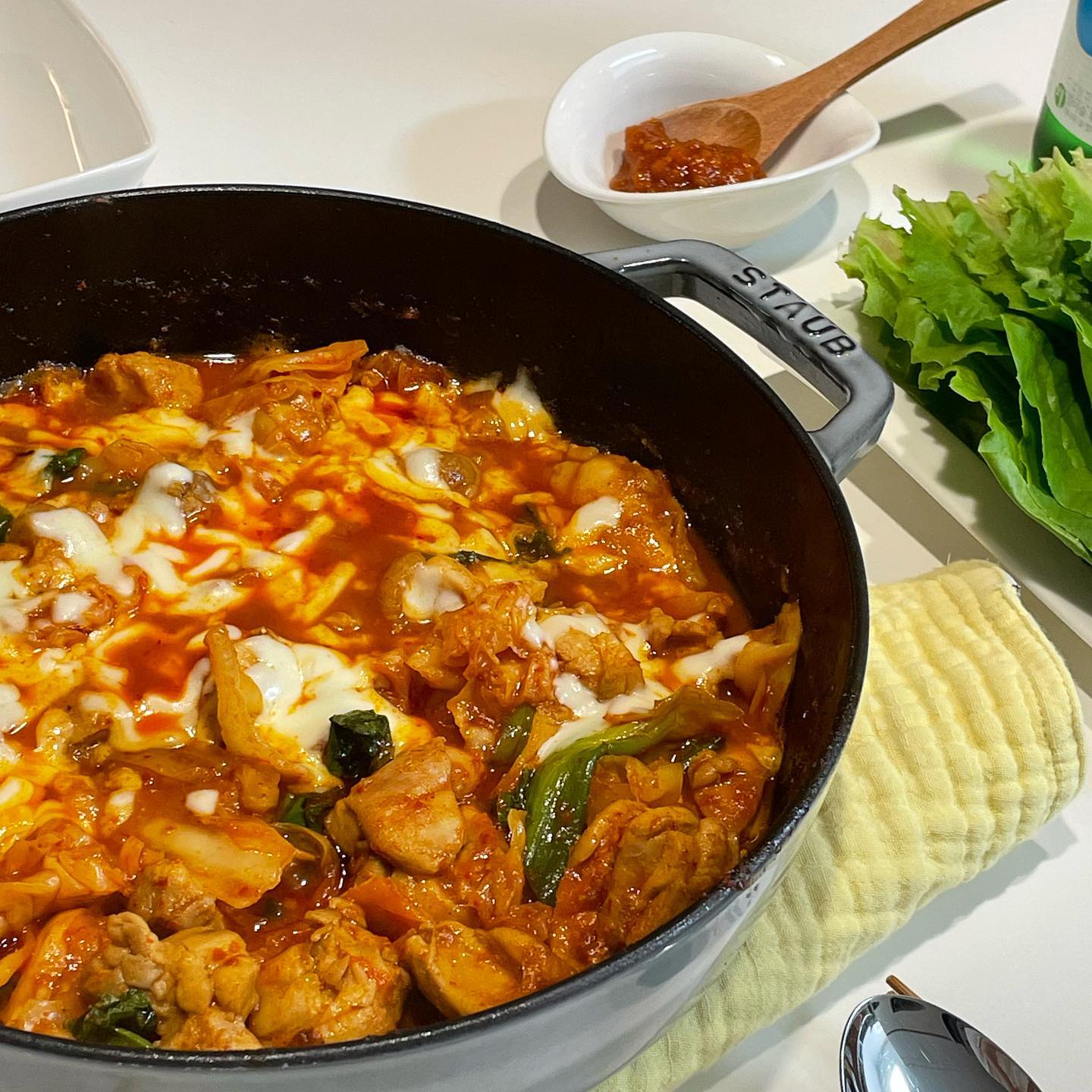 덕구네 저녁 🐥 불금 저녁 메뉴는 #치즈닭갈비 입니다 💛 저희집의 닭고기 사랑은 여전하죠 😅👍 냉동실에 잠들어 있는 닭다리살 해동시켜 우유 재워놨다가, 백종원 레시피로 양념해서 볶아 봤어요 🙏🏻 역시 백 선생님은 실패 없는 레시피 🤭✨ 소주와 볶음밥은 국룰이죠..? 😎❤️‍🔥