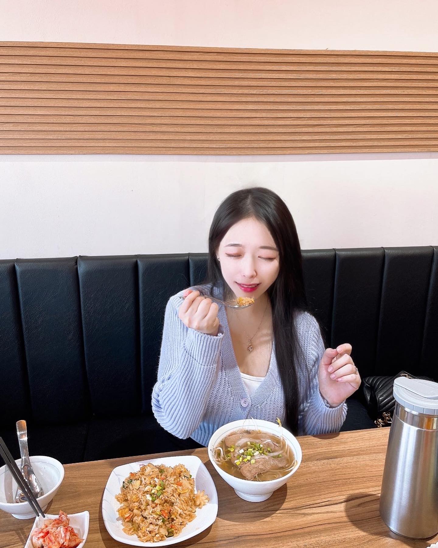 #거북섬베트남쌀국수 #협찬 
#대부도여행 2일차 첫번째코스 거북섬베트남쌀국수✨

숙소에서 일어나자마자 루프탑 카페 들리고 향한 밥집은
베트남 쌀국수!! 쌀국수를 좋아하는편이 아니라서
별로 기대없이 갔는데 정말 그런 생각은 실수였다고
느꼈던곳.. 여기 뭔데.. 베트남 쌀국수가 맛있죠??
A세트 시켰는데 같이 나온 볶음밥도 꼬슬꼬슬 너무 맛있짜나😆
통창뷰 옆에 앉아서 먹고 싶었는데 들어갔을 때 사람들이
너무 많아서 끝자리에 앉아서 기웃기웃!!
거북섬 가면 또 가고 싶은 맛집😋💕

#대부도밥집 #거북섬쌀국수 #거북섬맛집 #거북섬쌀국수맛집 #거북섬베트남음식 #정왕동쌀국수 #정왕동맛집 #정왕동베트남쌀국수 #셀스카그램 #셀피 #크리에이터 #패션디자이너 #모델 #블로거 #오오티디 #좋반 #선팔 #일상 #좋반 #팔로우 #팔로워 #팔로잉 #반사 #맞팔 #좋아요 #소통 #flowers
