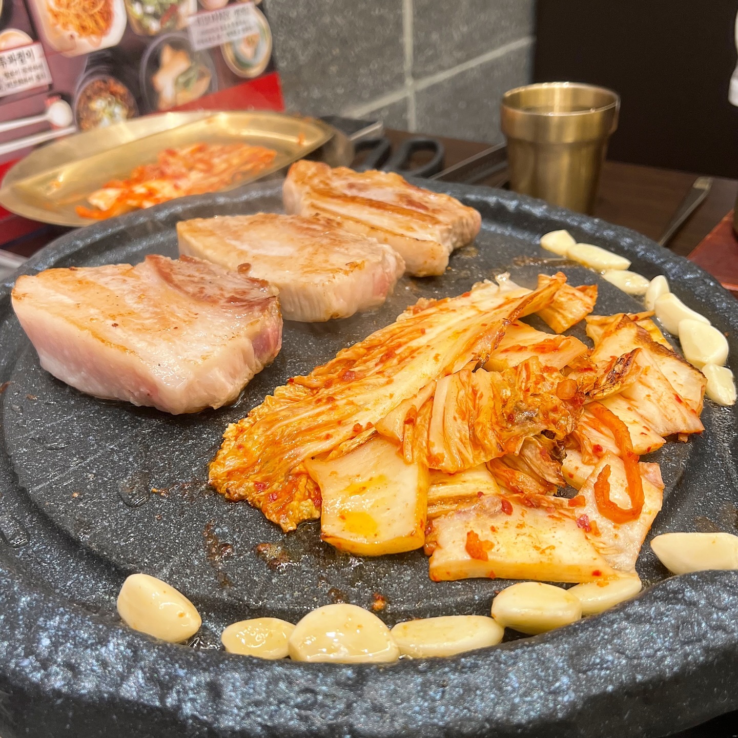 #협찬 #광고 #리뷰노트

고기의 절정에 혼을 바친 #삼겹식당 망포점 🩵

ᴍᴇɴᴜ
▪ 국내산 생삼겹살 ( 180g 14000원 )
▫ 계란찜 ( 3000원 )
▪ 소주 ( 4500원 )

진짜 가성비 너무 좋은 생삼겹살 맛집 드디어 찾았어용 .ᐟ 

아파트 단지내에 있어서 가족들끼리 식사 하러 많이 오시더라구요 

밑반찬이 종류가 진짜 다양하더라구용 😊
백김치, 배추김치, 무생채, 파절임, 쌈채소, 양파장 그리고 리코타 샐러드까지 ,,

된장찌개도 기본으로 나오고 무엇보다 신기했던건 커피샷잔에 들어가 있는게 뭘까 싶었는데 해독쥬스 였어요 🥝

고기 먹기 전 입 맛을 돋아줄 해독쥬스인데 키위랑 토마토, 사과 등 여러가지 과일과 채소를 갈아서 만드셨다고 해요 💚
달달하니 넘 맛나더라구요 ㅎㅎ

🥩 ❝ 생삼겹살 ❞
불판에 기름칠을 하게 해줄 비계를 따로 주세요 !
기름칠을 좔좔 해주고 두툼한 삼겹살을 올려주니 차아악 소리 나며 구워지고 있는데 돌판에 구워먹는 삼겹살 진짜 말해뭐해 ,, 
김치랑 마늘을 같이 구워주니 넘 맛있더라구요 ㅠ̑̈ㅠ̑̈ 

쌈장도 견과류가 들어가 있어서 고소하게 쌈채소랑 잘 어울렸고 
히말라야 소금도 콕 찍어먹으니 짭쪼름하게 맛있었어요 ㅎㅎ

저는 명이나물에 고기 싸먹는걸 좋아하는데 너무 향이 
강하면 선호하지 않는 편인데 삼겹식당에서는 
두번리필해서 싸먹었어요 ㅠ__ㅠ 넘 맛나더라구용

술이랑 먹어서 양이 생각보다 많아서 후식 볶음밥은 결국 
못 먹어찌만 🥺

국내산 야채와 국내산 1등급 돼지고기를 사용하고 있어서 전국 5대 삼겹살 맛집으로 유명하다고 해요 ◡̈ 

오늘은 가성비 좋은 #삼겹식당 망포점에서 저녁 어떠세용?

┅ׄ┉֢┅ׄ┉֢┅ׄ┉֢┅ׄ┉֢┅ׄ┉֢┅ׄ┉֢┅ׄ┉֢┅ׄ┉֢┉֢┅ׄ┉֢┅ׄ┉֢ 

📌 [ 삼겹식당 ] 망포점
경기 수원시 영통구 영통로154번길 74 사국빌딩 1층 B01호

🚘 지상, 지하 주차장 완비 / 아기의자 o / 단체회식 예약가능

⏰ 월 ~ 금 14시 - 23시 / 토 ~ 일 12시 - 23시

#망포동맛집 #망포동고깃집 #망포동삼겹살 #망포역맛집 #수원삼겹살맛집