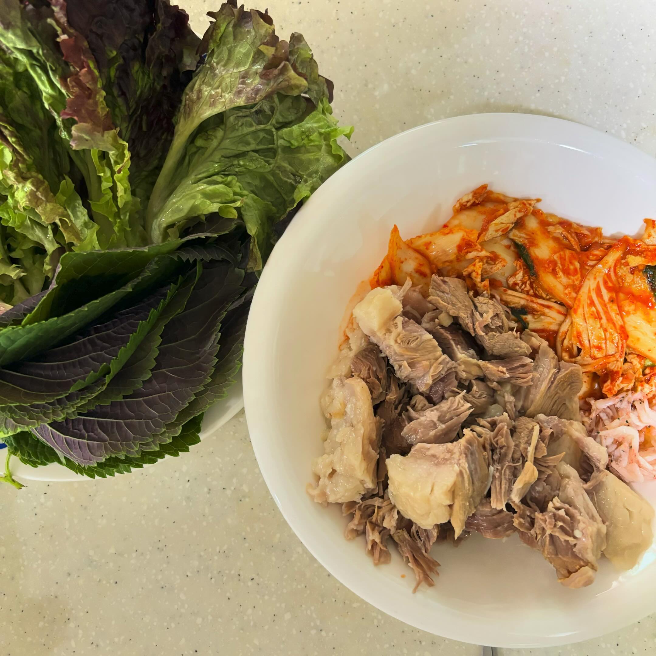 ✔️홈메이드 수육
#오아시스마켓 에서 구매한 앞다리살 500g을 구매해서 
된장, 대파, 양파, 마늘, 월계수잎, 통후추를 넣고 푹푹 삶아 완성한 헤베베 식감 수육❤️
