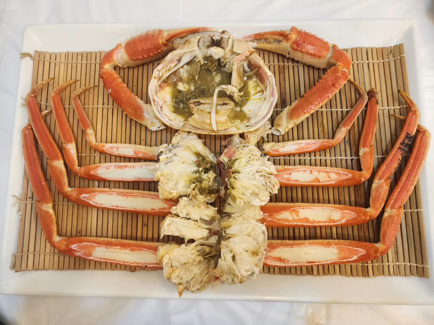 정동진에 위치한 대게가 되게 맛있는집
평일에도 손님들로 가득차는 찐 현지인맛집
바다마을횟집

스끼다시로 나오는 음식들은 전부 메인급요리들로 구성되어 있다 코다리찜, 새우요리, 수육, 해산물, 열갱이, 모듬튀김, 해파리냉채, 샐러드, 미역국 이게 전부 스끼다시

앗! 아니다 초밥도 있었지 초밥까지가 스끼다시

주문한 메뉴는 대게세트 소짜인데 대게는 1kg짜리로 큼직한 친구로 쪄서 나온다

살이 토실토실 알차게 꽉 차있는 대게 살 발라먹는 재미도 쏠쏠하다 

다 먹고나서 매운탕으로 깔끔하게 마무리까지 ❤️ 

무엇보다 사장님이 엄청 친절하신데 알고보니 강릉시에서 친절음식점으로 선정되었다고 한다

음식에서 진심과 정성이 느껴지는 곳 👍 👍 

#바다마을횟집 #강릉대게 #정동진맛집 #정동진대게 #강릉맛집 #강릉가볼만한곳 #정동진가볼만한곳 #정동진 #정동진먹거리 #정동진횟집 #하슬라아트월드맛집 #강릉여행 #정동진여행 #강릉현지인맛집 #강릉핫플 #강릉로컬맛집
#고독한여행가 #고독한대식가 #대게