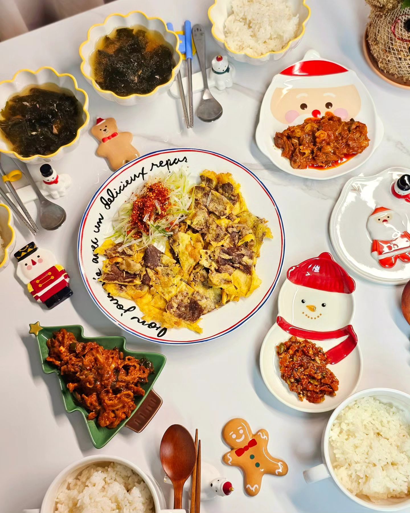 #협찬 thebanchan

애정하는 #더반찬
마지막피드는 아이들 좋아해서
자주 주문하는 광주별미소고기육전과
신메뉴 포장마차 오돌뼈, 낙지탕탕이 비빔젓갈
그리고 동원참치로 만든 동원참치미역국
으로 주말 한상 차려봤어요~

육전의 후라이팬에 데우고
미역국은 냉동상태에서 바로 끓이고
오돌뼈는 렌지돌려주고
낙지탕탕이 비빔젓갈은 꺼내주기만
하면 끝!

낙지탕탕이 비빔젓갈은 이번에
맛보고 저의 최애 반찬이 될꺼 같아
미리 장바구니에 담아 뒀어요

평소에도 동원참치로 미역국을 자주
끓였는데 담백하니 맛있어서
요건 이번에 세일해서 몇팩
쟁여두었어요~
.
.
.
.
.
.
.
.
.
.
#반찬배달 #더반찬& #집밥 #집밥배달 #새벽배송