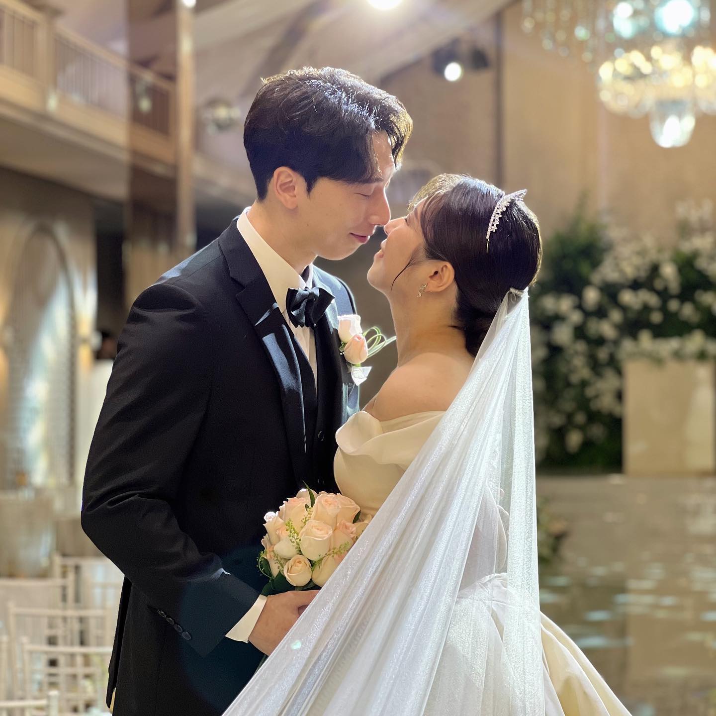 2024.10.26 💍
#결혼식끝 #유부월드 #새로운시작

저희 두사람의 결혼을 축복해 주신 모든 분들께 감사 인사드립니다❤️

귀한 시간 내주시고 방문해주신 덕분에 
저희 부부는 더할 나위 없이 행복한 시간을 보낼 수 있었습니다😊
앞으로 새 출발을 함에 있어서 격려해 주신 마음 
절대 잊지 않고 품고 살아가겠습니다.

행복하게 잘살겠습니다❤️