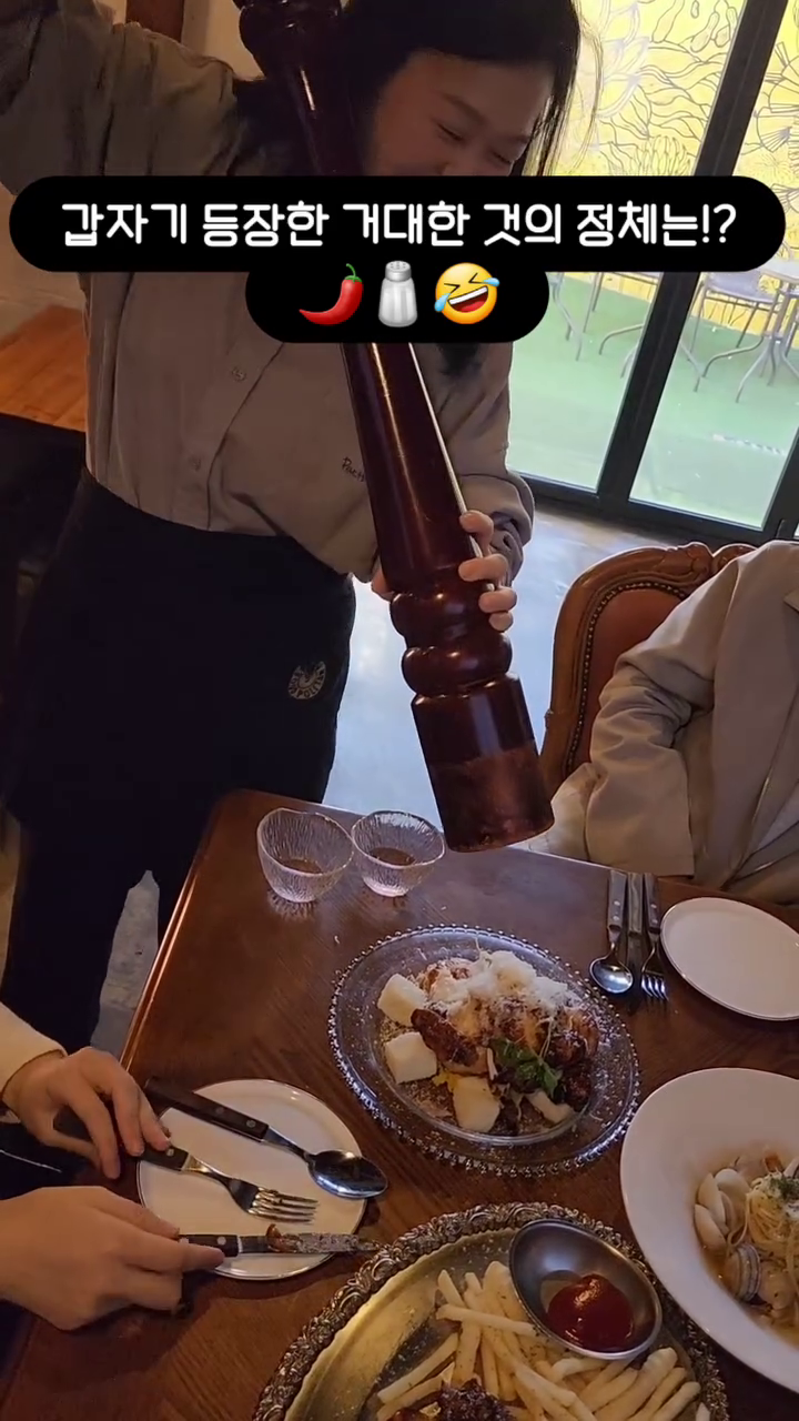 후추 뿌려드릴게요~ 이후 등장한 거대한 상다리!?!?!?
난 정말 상상도 못했다,,,,ㅋㅋㅋㅋㅋㅋㅋㅋㅋㅋㅋㅋㅋㅋㅋㅋ

퍼포먼스 맛집 음식 맛도 최고👍❤️
사장님 너무 재밌고 즐거웠습니다🫶
맛집 소개시켜준 _bluesboy_ 강릉 대장님 땡큐베리마취

#강릉여행 #강릉맛집 #강릉라라옥