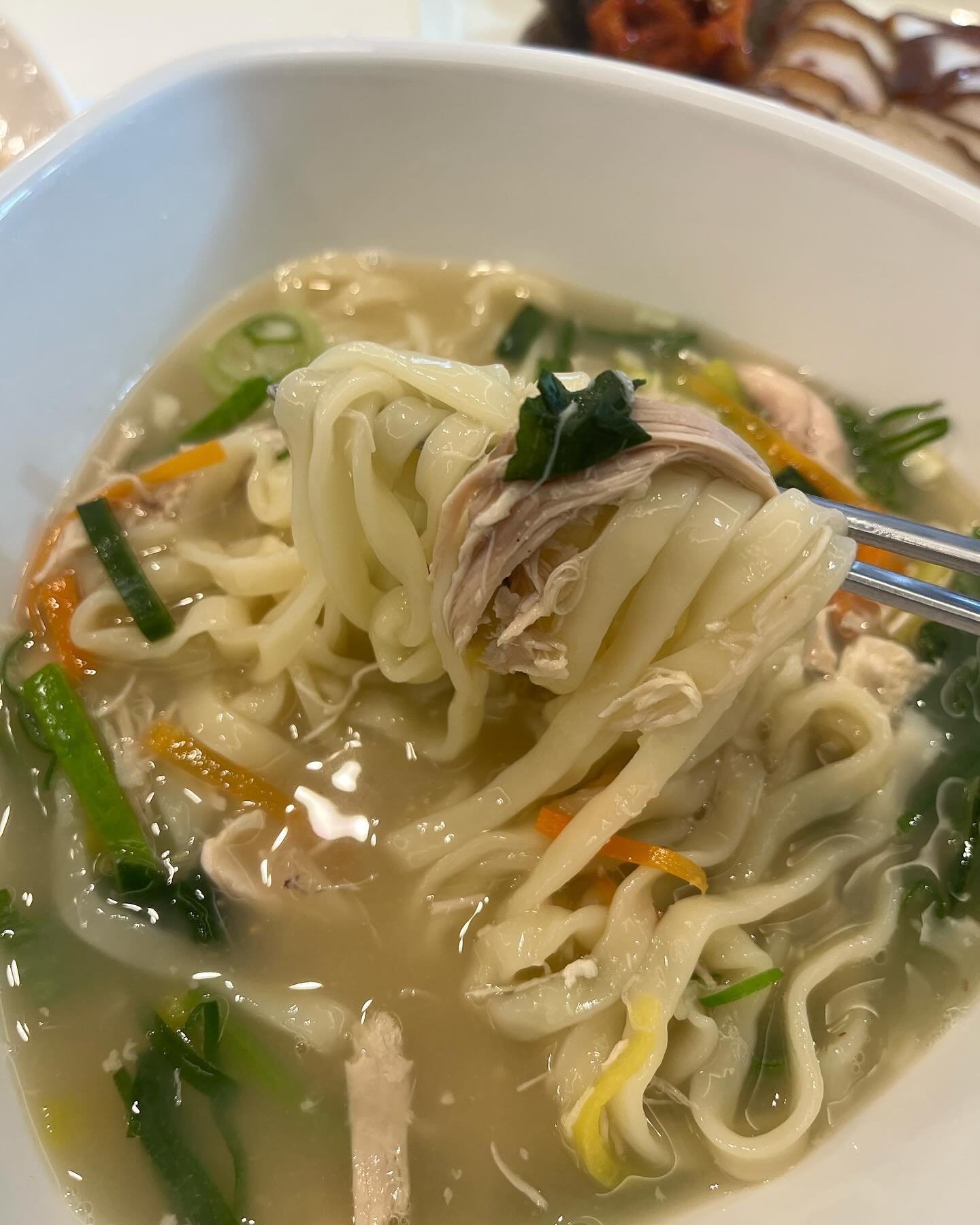 ♡ 
성내동 칼국수 맛집
비빔칼국수가 맛있는
미래면사무소 🥰

뜨끈한 닭칼국수,
시그니처 미래칼국수,
쫀득한 맛보기 족발,
무료로 제공되는 보리밥🫶
든든하게 먹고 왔어요!

#미래면사무소 #성내동칼국수
#비빔칼국수 #닭칼국수 #칼국수맛집