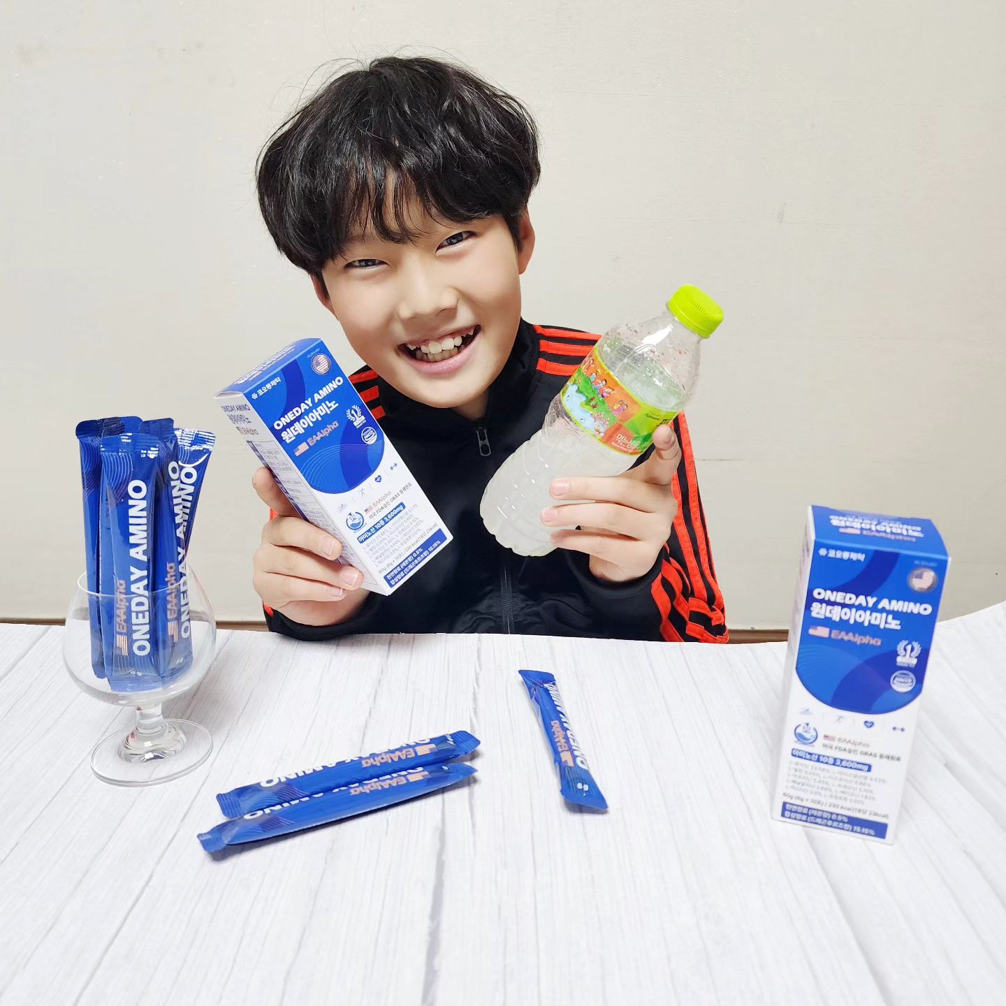 #광고 #원데이아미노 

인체가 스스로 합성할 수 없어
음식을 통해 섭취해야하는
#필수아미노산 

고기, 생선, 계란, 콩, 유제품과 같은
식품들로 특정 식물성 식품으로 
보충해야하는데
워킹맘은 매일 그렇게 해주기가 참 힘들지요 ㅠ

원데이아미노는 필수아미노산 10종을
스틱한포에 물 300ml~500ml 에
희석해 간편하게 마시면 끝!!

매일 두시간씩 기본 축구를 하는 우리아들
운동가방엔 늘 500ml 물통에 물이 기본
요렇게 몇포 넣어두고
운동가서 알아서 마시게 하고있지요 ^^

30분 이내 빠른체내흡수로 운동 후 
빠른 단백질 보충과 근육회복에 도움되니

매일 근육통으로 좀 버거워 하는 우리아들
근 손실 방지되어 넘 좋네요

성장 호르몬 분비와 성장인자
성장 단백질로 아이성장까지 
도움주는 원데이아미노

딸아이도 태권도 3품따고 4품향해 달리면서
어언 6년 매일 근육통으로 좀 버거워하는데
같이 섭취 시키고 있답니다. ^^

덕분에 든든합니다. ^^
.
.
.
#아미노산음료 #헬스아미노산 
#운동보충제 #피로회복 #헬스단백질보충제
#아미노산음료 #근육증가 #필수영양제 #EAA 
#아르기닌
https://bit.ly/3m0OwQn