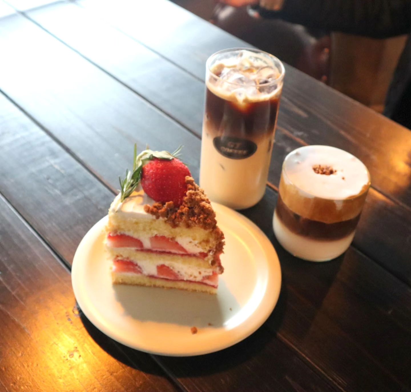 #협찬
더운 여름에 갔다가 쌀쌀해진 날씨에 재방문하게된 #GT커피수완점
주변에 맛집이 많아서 식사하고 놀러가기 딱인 디저트맛집입니다.

내부는 그레이톤 인테리어에 조명이 많이 있어서 따뜻한 느낌에 전체적으로 아늑한 느낌입니다.
티그래를 맛있게 먹어서 이번에도 먹을까 하다가 큼지막한 딸기가 들어있는 딸기생크림케이크가 한눈에 보이더라구요.🍓🍓🍓
디저트는 빠르게 정하고 음료는 GT 시그니처라떼와 동윤영을 주문했습니다.
동윤영은 판매하는 곳이 많이 없는데 메뉴에 있어서 반갑더라구욤☺️☺️☺️
주문한 메뉴는 자리에 앉아있으면 가져다주십니다.

동윤영은 밀크티에 에스프레소샷을 추가한 홍콩커피인데요, 
향기로운 홍차향에 에스프레소가 들어가 많이 달지않은 밀크티를 마시는 듯 합니다.
밀크티보다 달지 않아서 개인적으로 좋아하는 음료에요.

GT시그니처 라떼는 직접 볶은 아몬드와 고소한 치즈 크림이 잘 어우러진 음료인데 컵에 입을 대고 마시다가 섞어서 마시면 됩니다.
달달하면서 고소한 크림이 쌉쌀한 커피와 잘 얼렸던 커피였어요.

먹음직스러운 딸기생크림케이크는 딸기가 층층이 들어있고, 위엔 큼지막한 딸기가 올라가있는데요.
가운데에 크럼블도 올라가 바삭한 식감도 살려줘  맛있게 먹었습니다.😃😃😃

분위도 좋고 메뉴들이 맛과 비주얼 모두 잡아 좋은시간 보내고 왔던 GT커피수완점이였습니다.

#광주카페#수완지구카페#수완지구맛집#광주수완지구카페#광주카페추천#수완지구핫플#GT커피