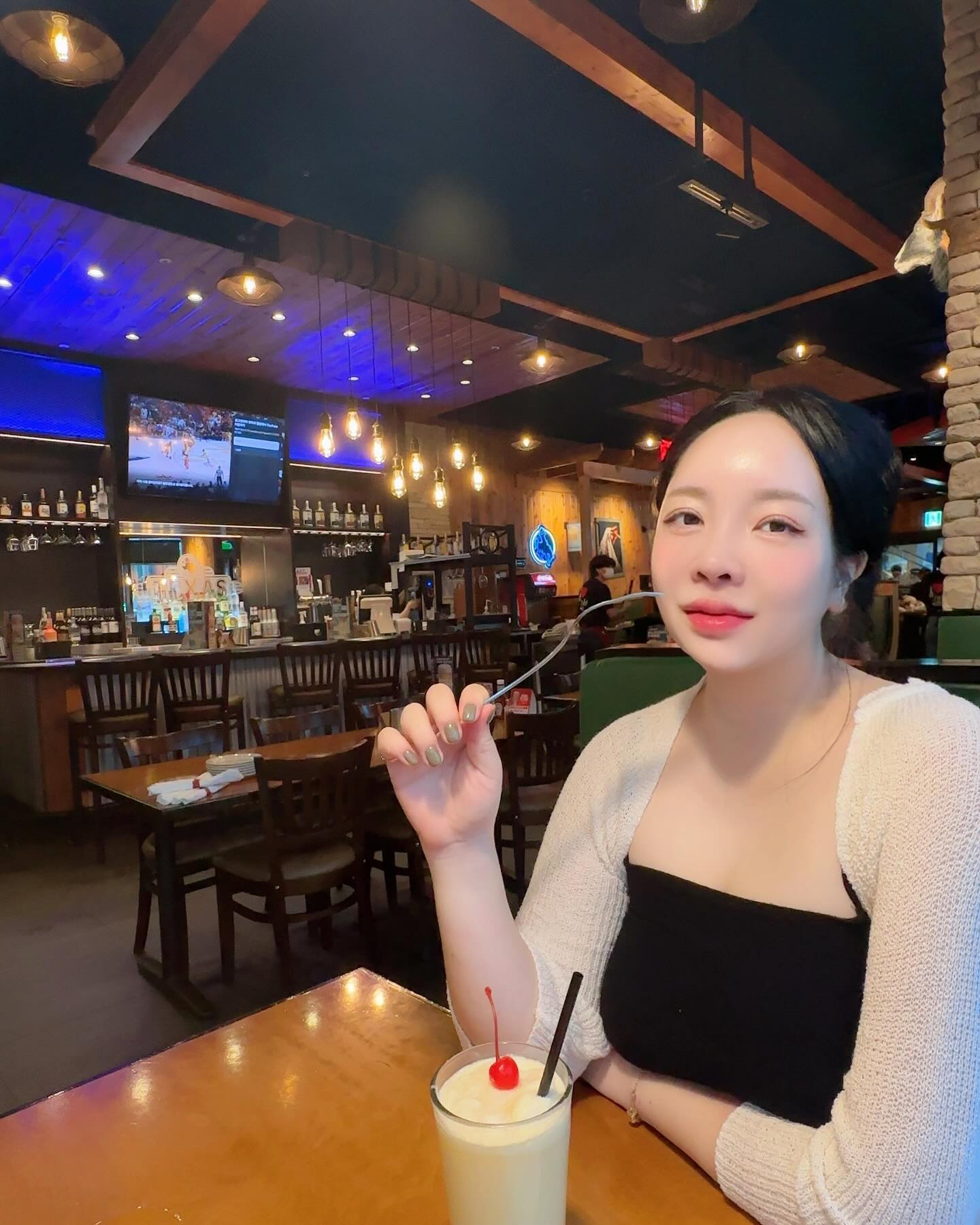 #협찬 #텍사스로드하우스 다녀온 후기!!

지난주 다산 현대아울렛에 위치한 #텍사스로드하우스 를 다녀왔오!!
미국 스테이크 하우스 1위 브랜드로 이미 유명하기도 하구, 제휴할인이 따로 없어도 매우 합리적인 가격으로 유명해!!
들어가는 입구부터 보이는 매일 5분마다 구워나오는 따뜻한 빵에, 핸드컷 스테이크, 텍사스 스타일의 파스타와 다양한 칵테일, 음료들이 준비되어 있어서 선택의 폭이 매우 넓었어!
핑공쥬🩷는 스트립 스테이크 8oz랑 쉬림프 파스타를 시켰는데 2인으로 먹구 배가 너무 부를 정도.. 양 진-짜 충분했으니 추가로 시키지 마시오..!!
+ 배가 덜찰줄 알구 치킨도 시켰는데 너무 배불러서 그냥 포장해갔오!
월-일까지 매일 아침 10시 30분부터 저녁 9시까지 영업시간이구, 평일 오후 3-5시 얼리다인 이벤트로 8가지 메뉴가 20% 할인이라구 하니까 꼭 참고해서 가길 바래!!

#협찬 #다산맛집 #현대프리미엄아울렛 #다산현대프리미엄아울렛맛집 #남양주현대아울렛맛집 #다산점심추천 #다산모임장소 #남양주스테이크 #텍사스로드하우스 #패밀리레스토랑 #남양주데이트 #가성비맛집 #다산가족모임추천