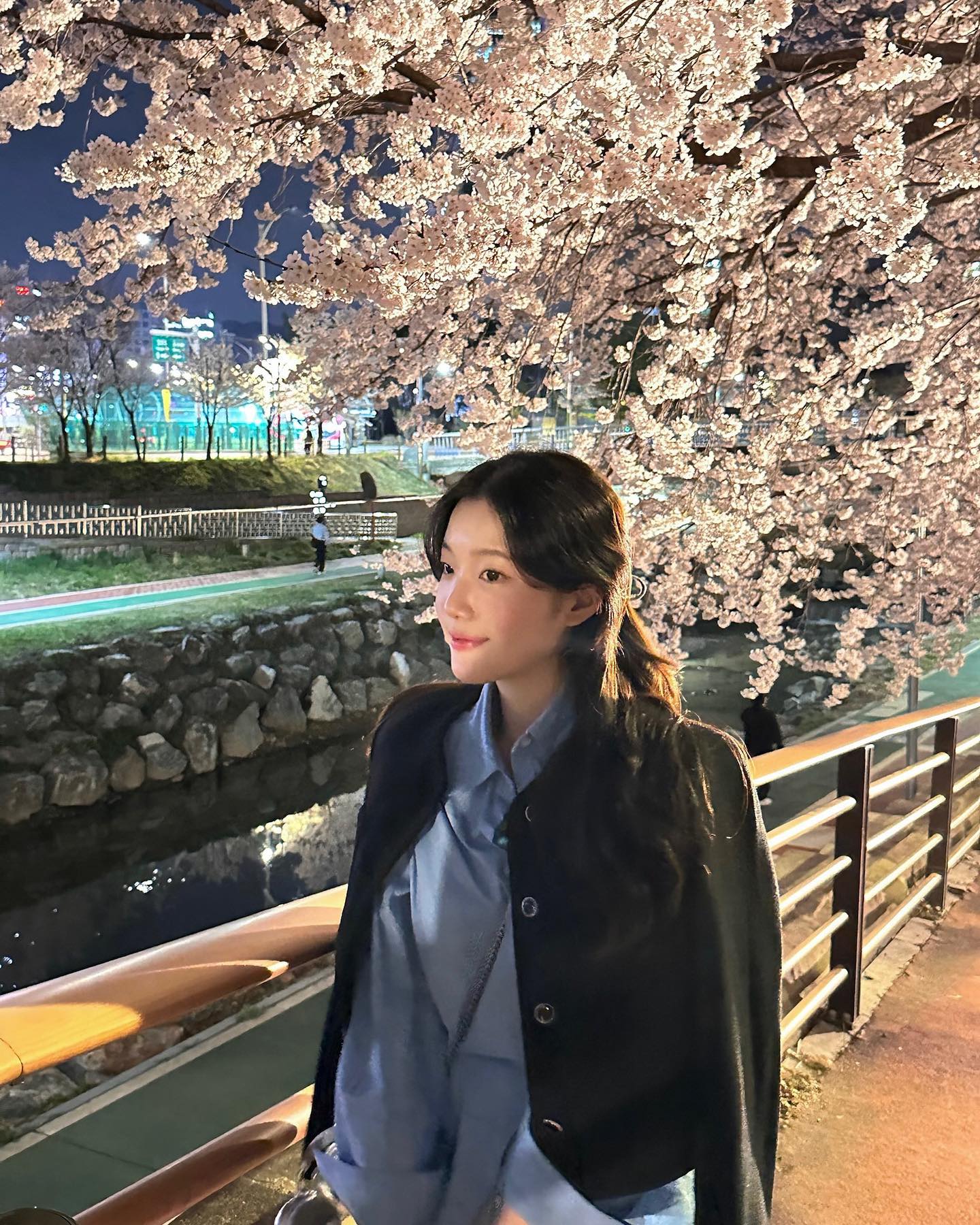 피어있는 순간이 짧기에
더 아름다운 벚꽃 🌸
(끝까지 즐겨~)
:
:
#벚꽃 #양재천 #양재천벚꽃 #밤벚꽃